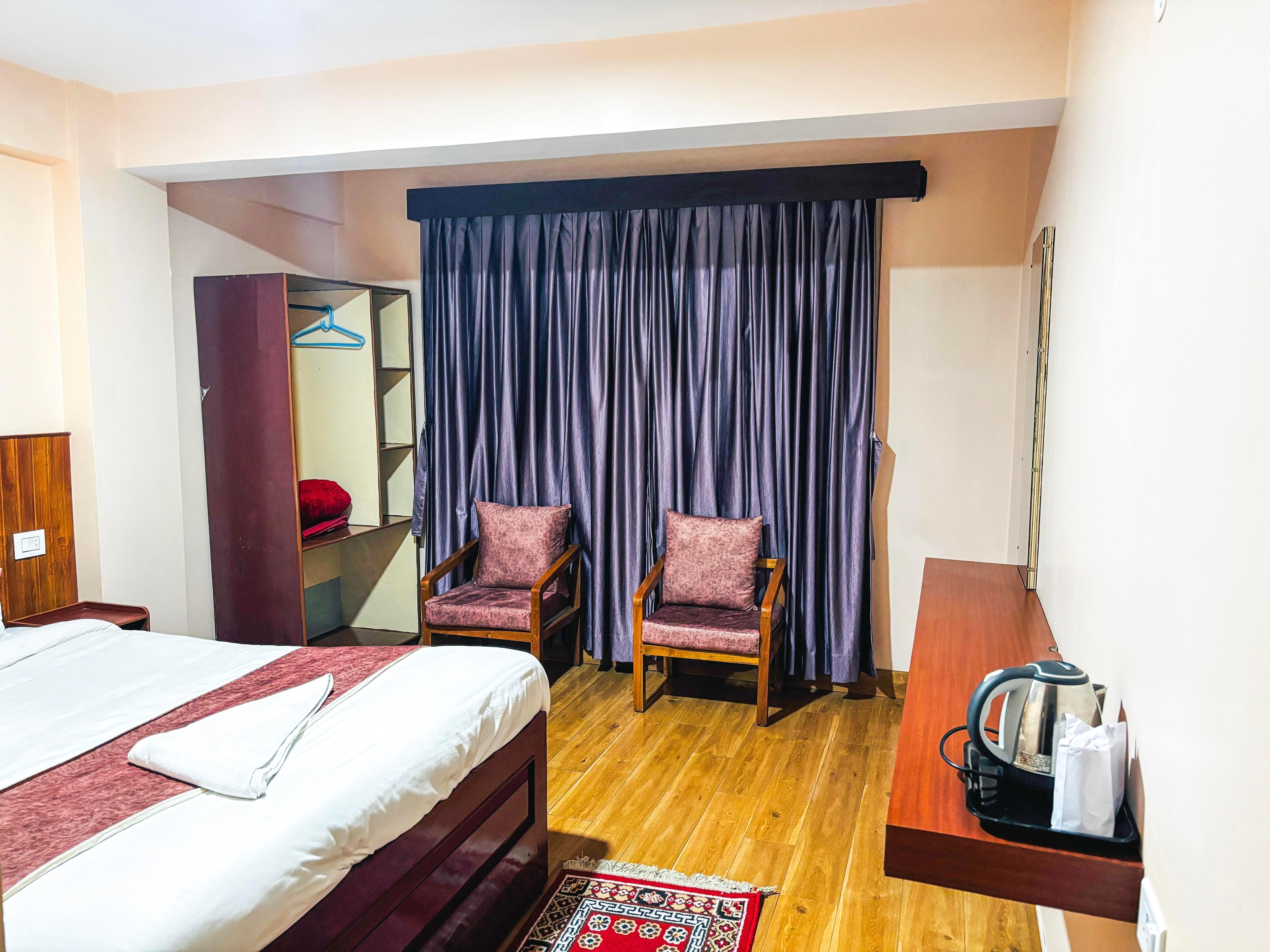 Rare Himalayas Manasarovar A Pocket Friendly Hotel In Mall Road Darjeeling - Tap to explore photos