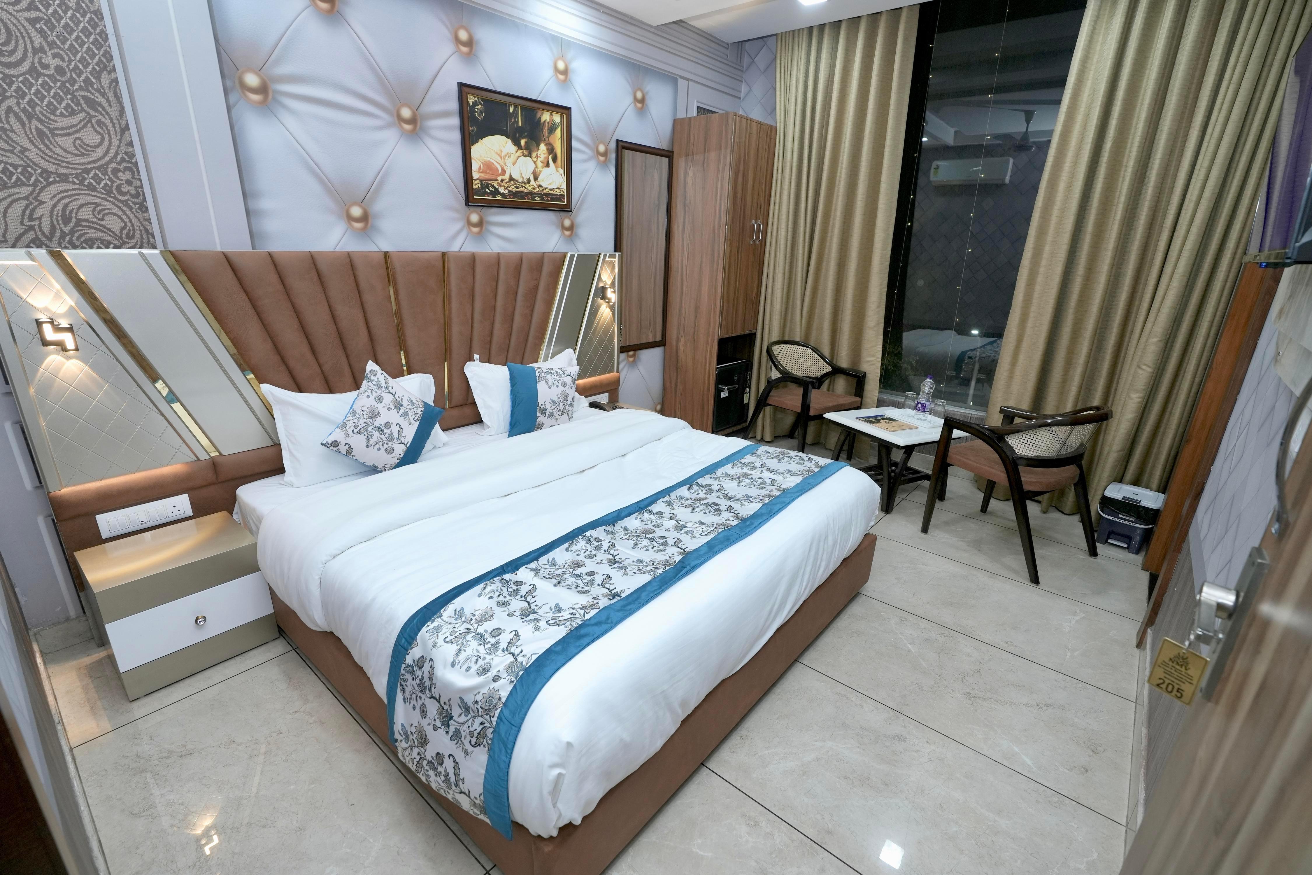 NEW MOUNT VIEW HOTEL - 5 Min Drive to Takht Sri Keshgarh Sahib Gurudwara - Tap to explore photos