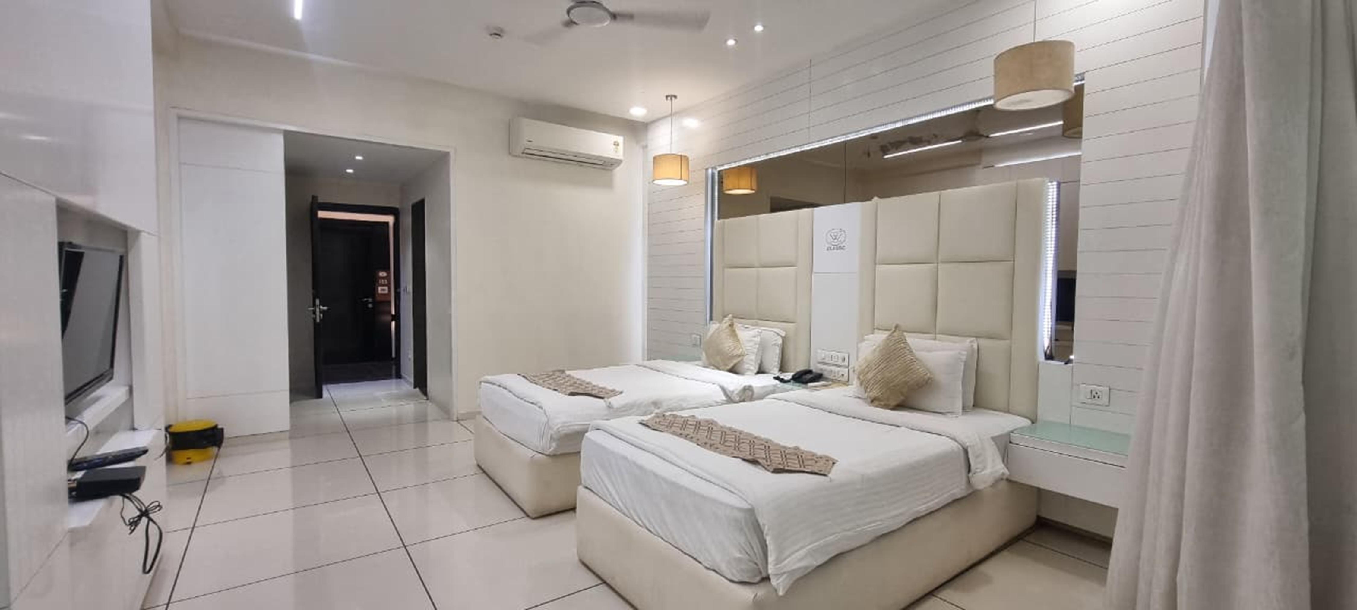 HOTEL WAY WAIT PARK TREAT Room Type - Deluxe Room (Twin Bed)