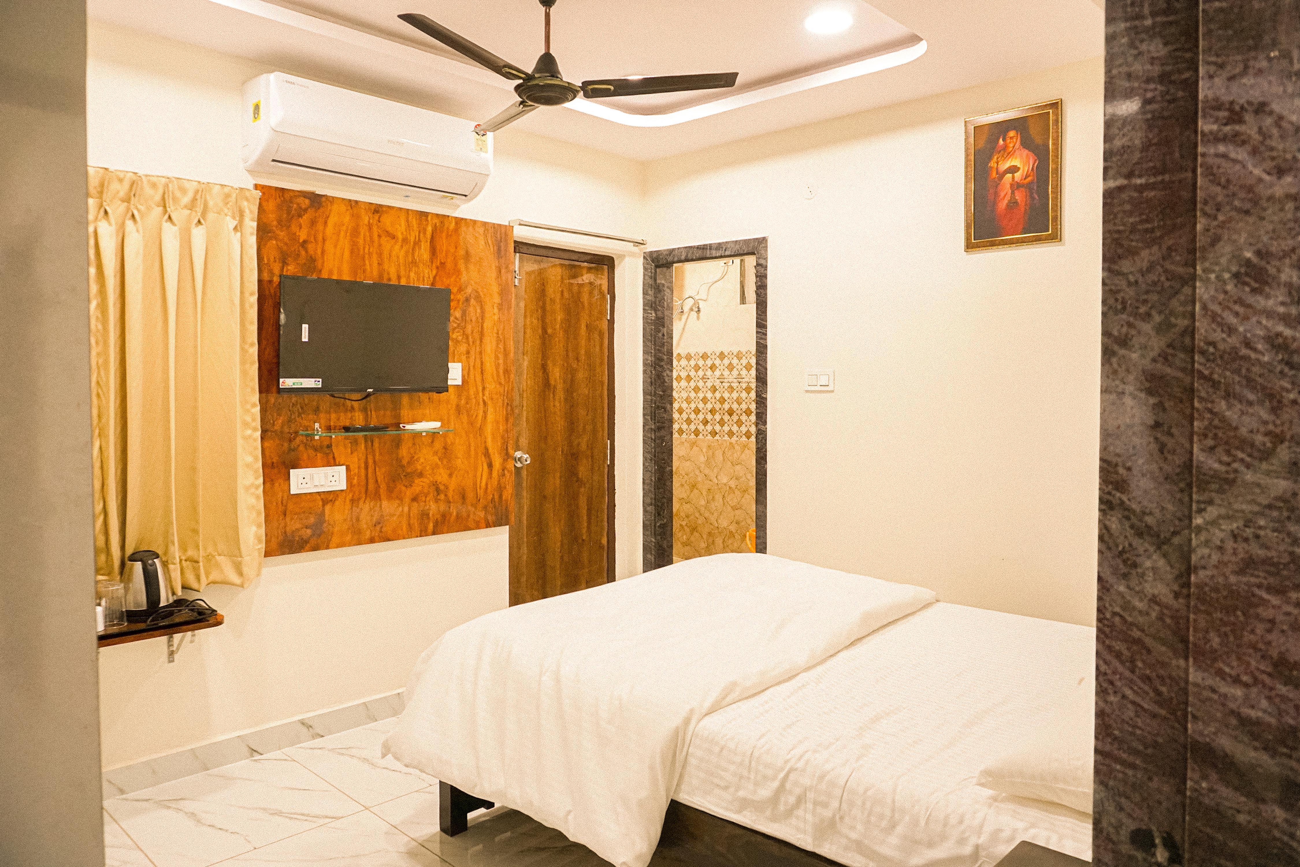 STERLINGE HOME STAY Room Type - DELUIXE