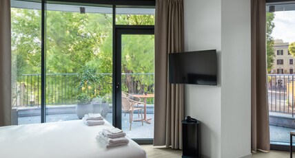 The Social Hub Rome Room Type - Deluxe King with Balcony