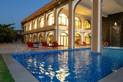 Still River Suites with Heated Pool, Jacuzzi by ELIVAAS, Udaipur