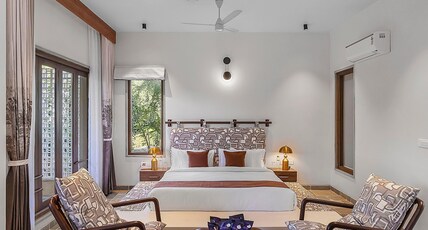 Still River Suites with Pool, Jacuzzi by ELIVAAS, Udaipur Room Type - Room Retreat With Bathtub