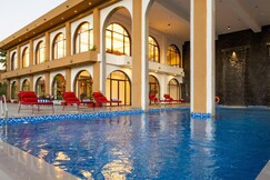 Still River Suites with Heated Pool, Jacuzzi by ELIVAAS, Udaipur