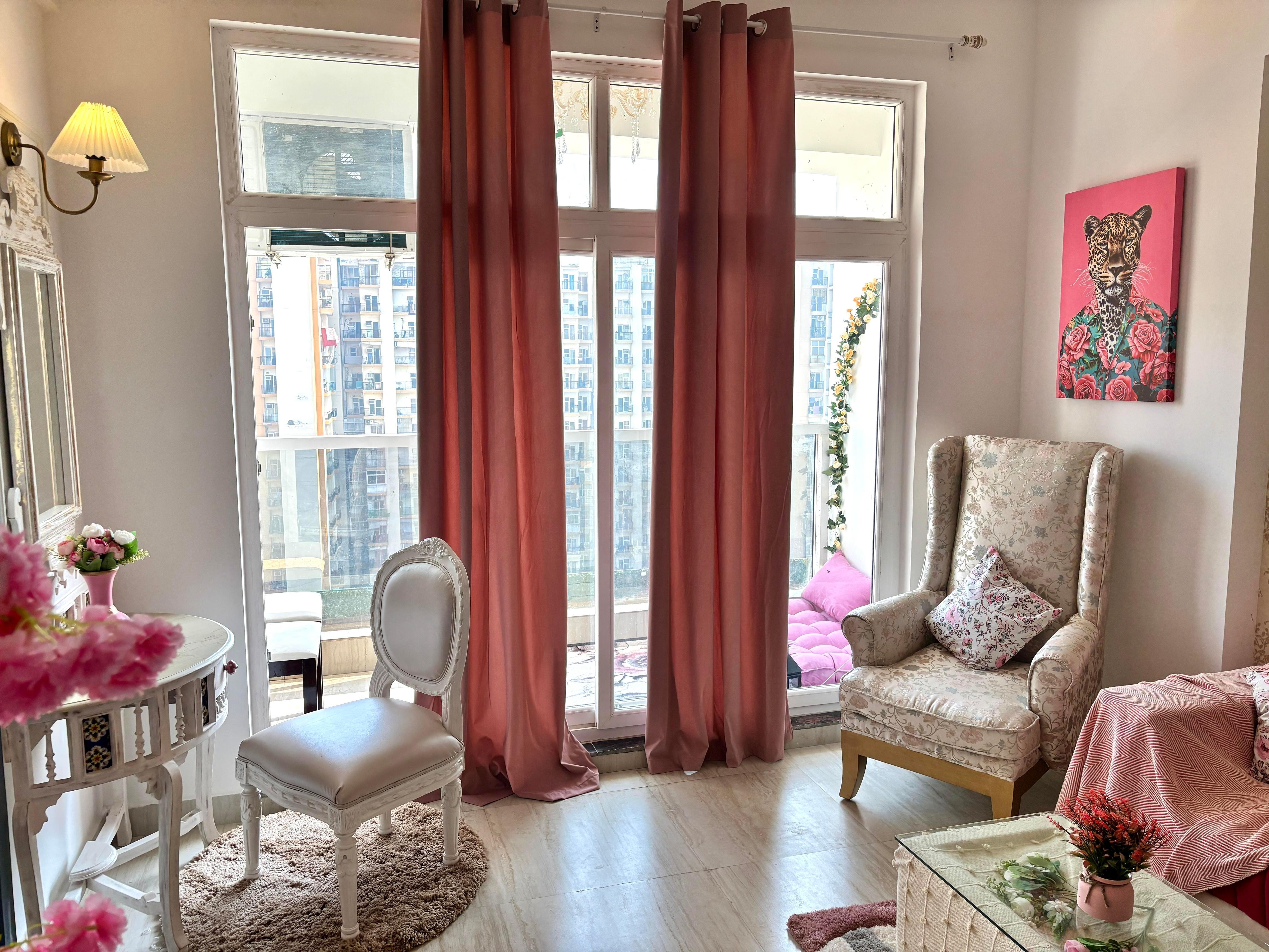 Paris Style Luxe Apartment In The Heart Of Noida - Tap to explore photos