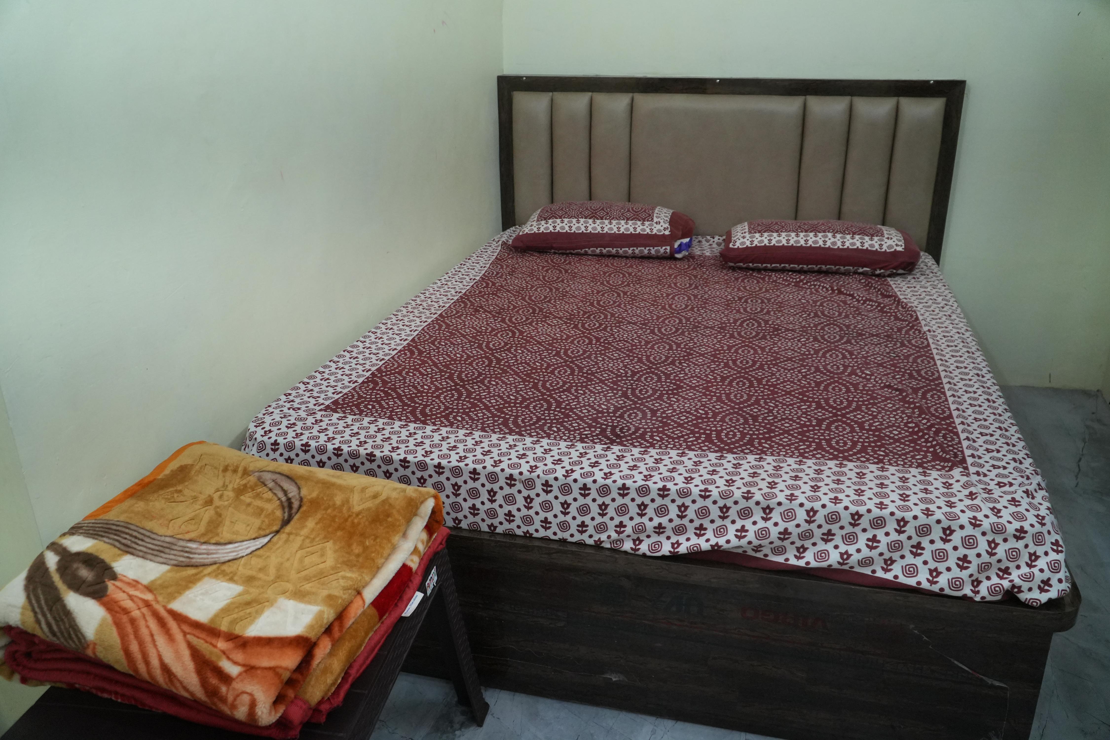 Shree Shanteshwar Paying Guest House Room Type - Cozy Non-AC Room With Balcony