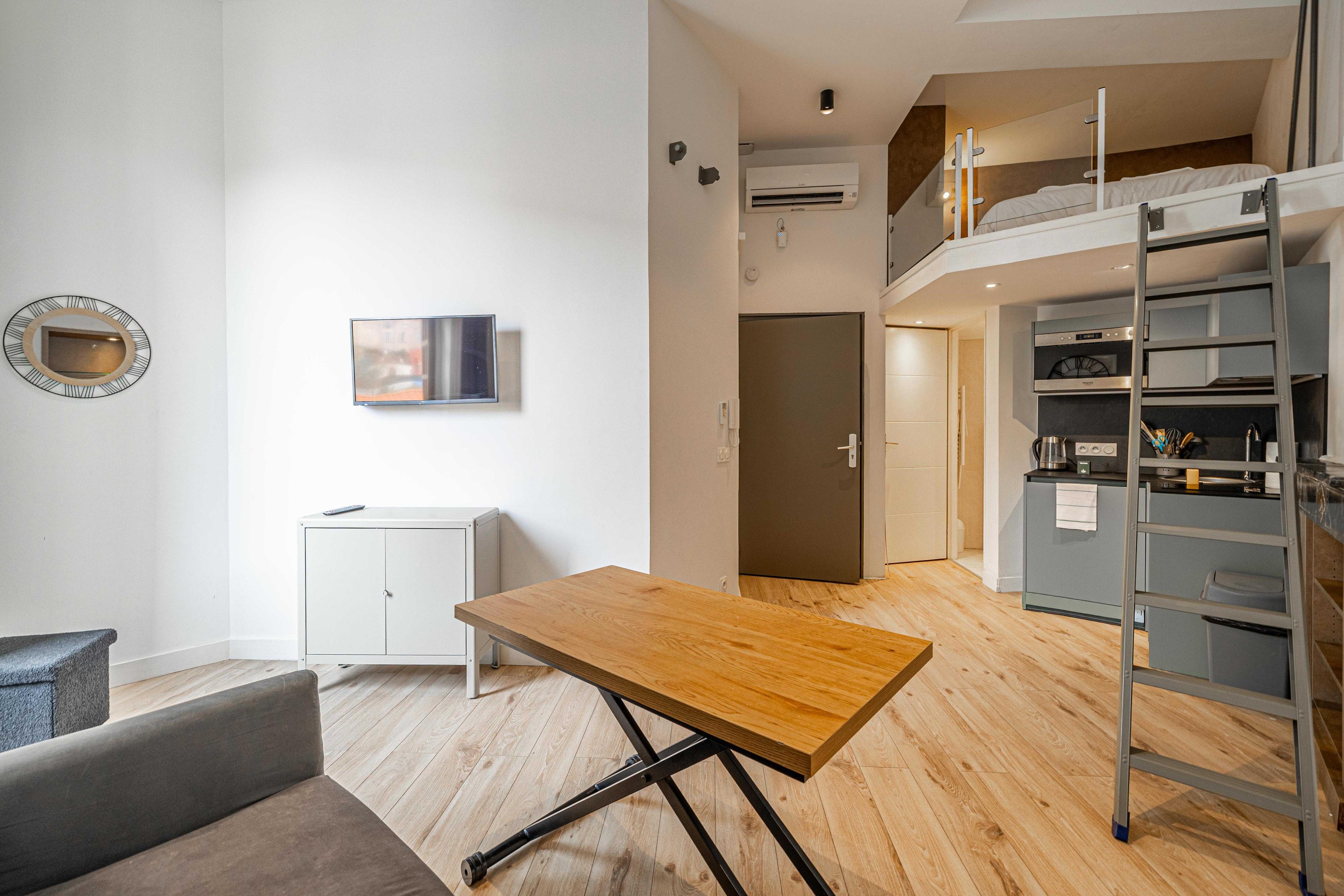 A/C Mezzanine Apt 1BR/2P - Place Garibaldi - 1 - Tap to explore photos