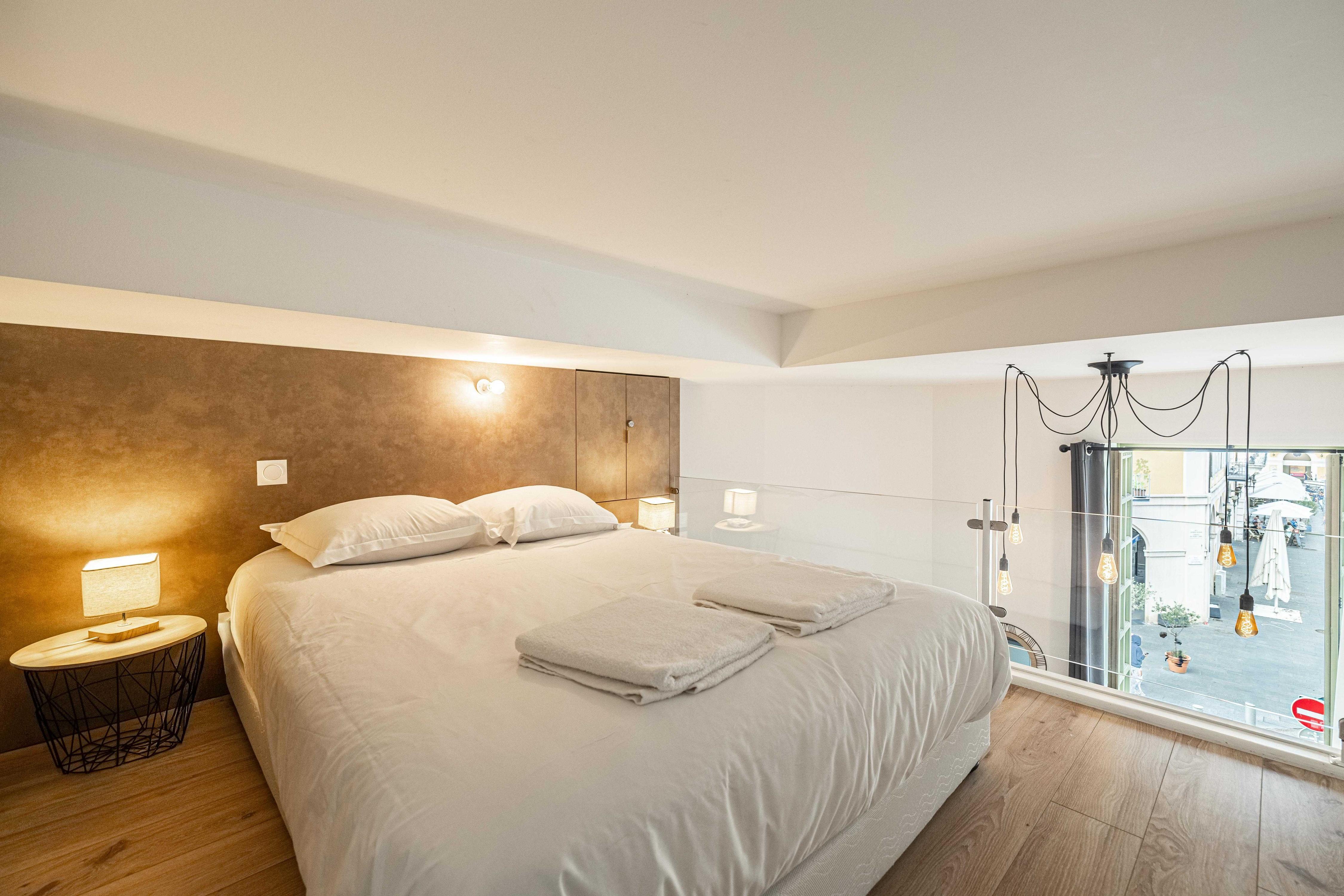 A/C Mezzanine Apt 1BR/2P - Place Garibaldi - Tap to explore photos