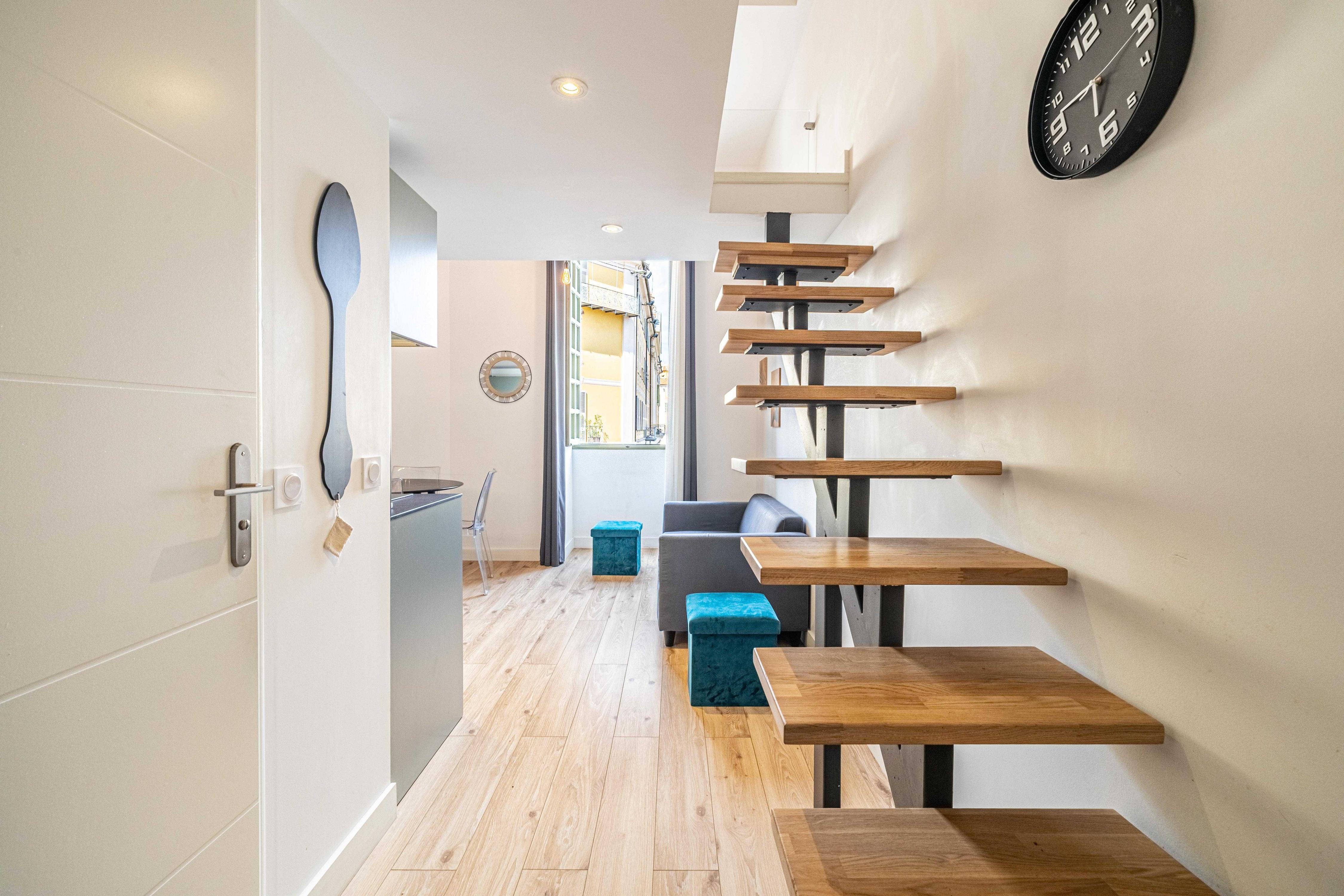 A/C Mezzanine Apt 1BR/2P - Place Garibaldi - Tap to explore photos