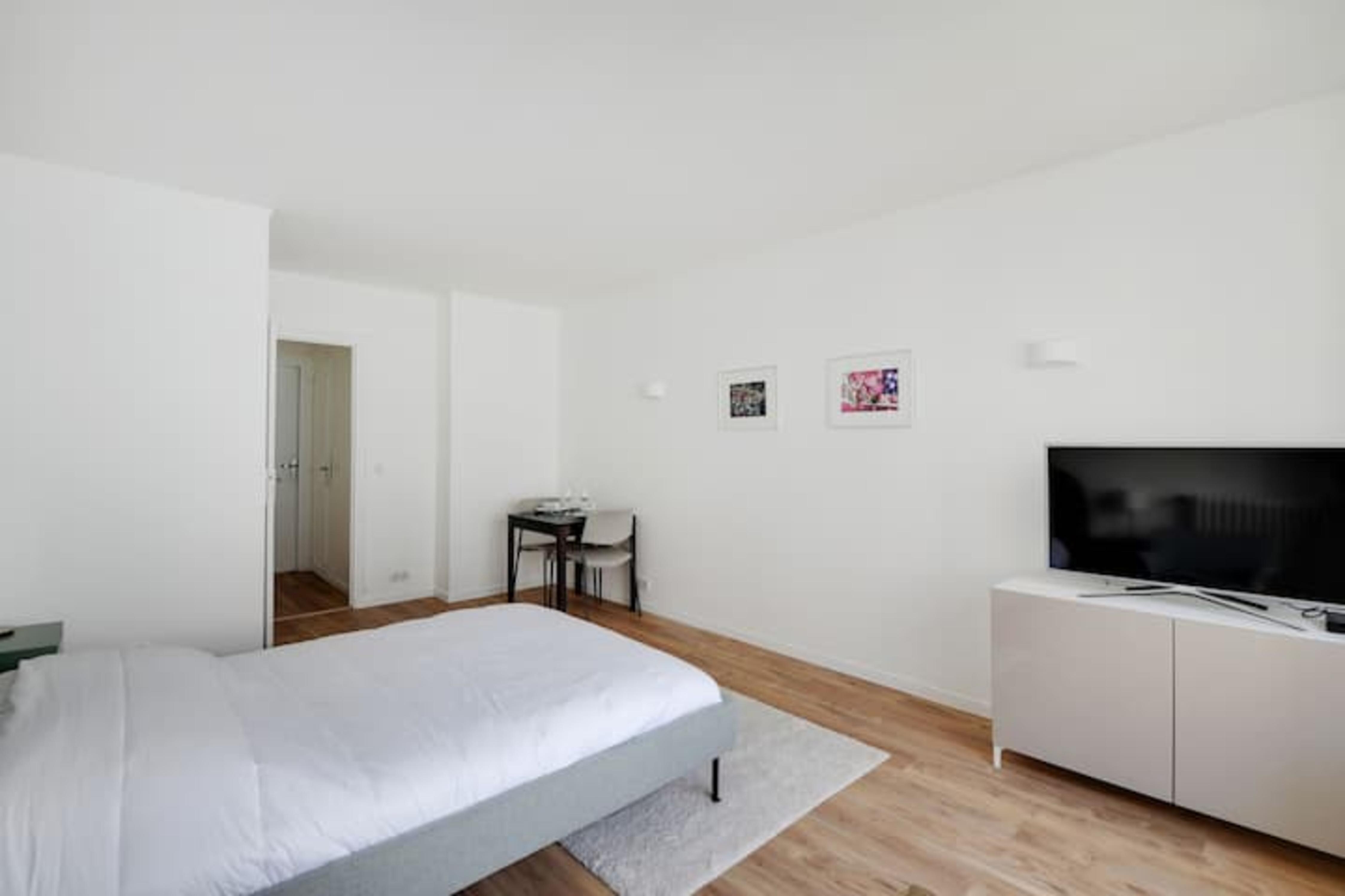 Bright Studio for 2 near Arc de Triomphe - 1 - Tap to explore photos
