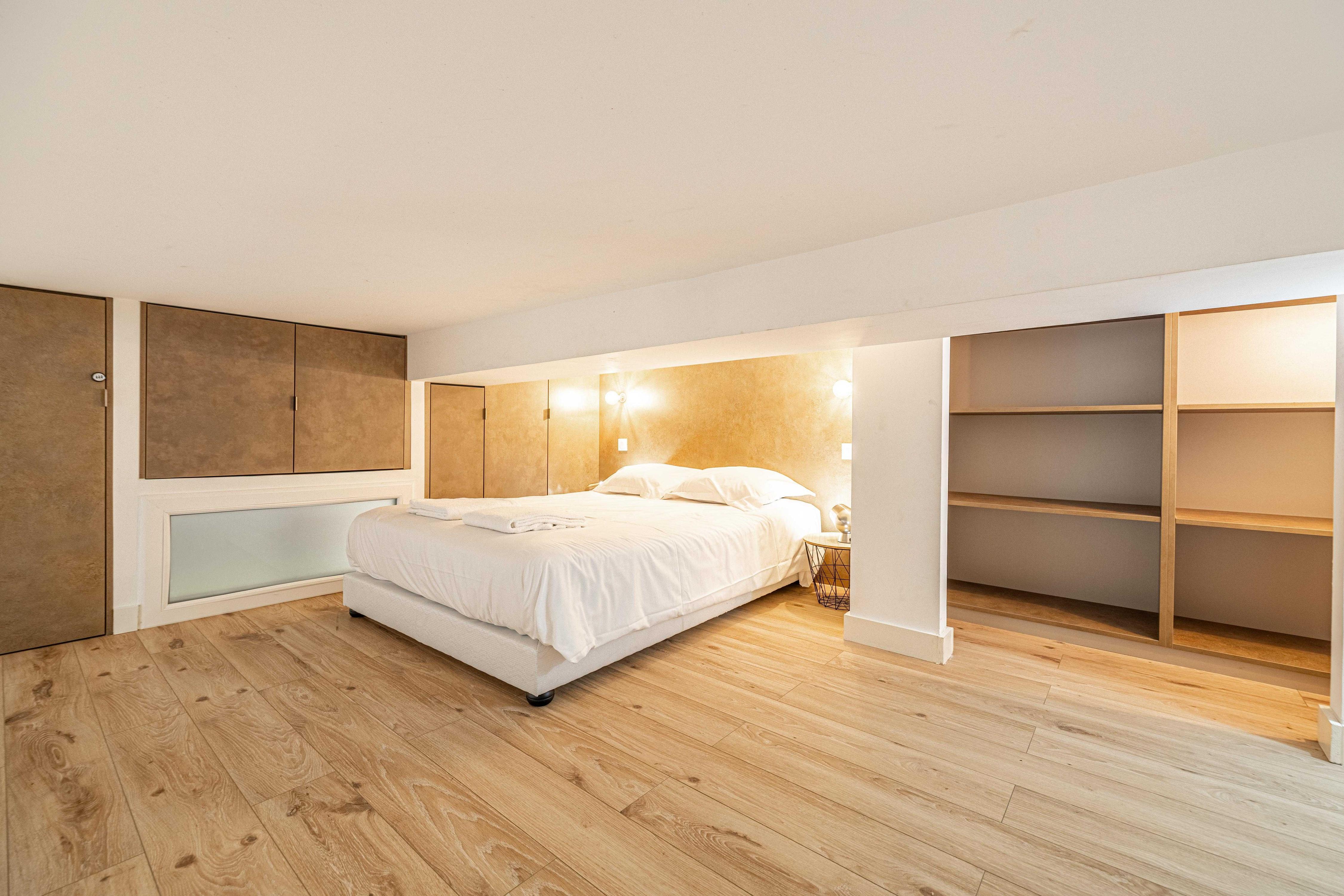 Modern Mezzanine Apt 2BR/4P - Place Garibaldi - Tap to explore photos