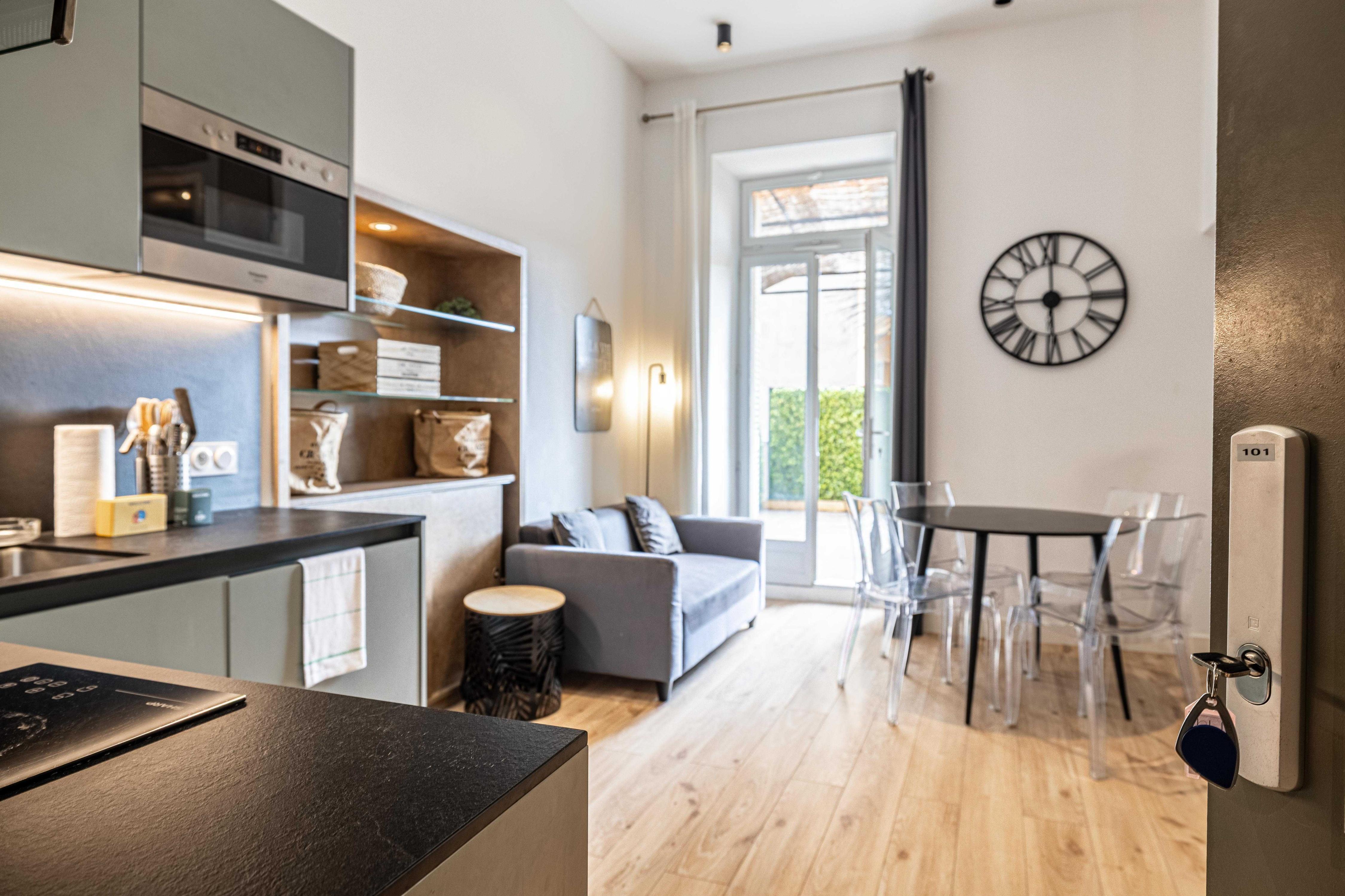 Modern Mezzanine Apt 2BR/4P - Place Garibaldi - Tap to explore photos