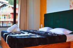Rooms of Hill Crest Escapes - Pine View Suite
