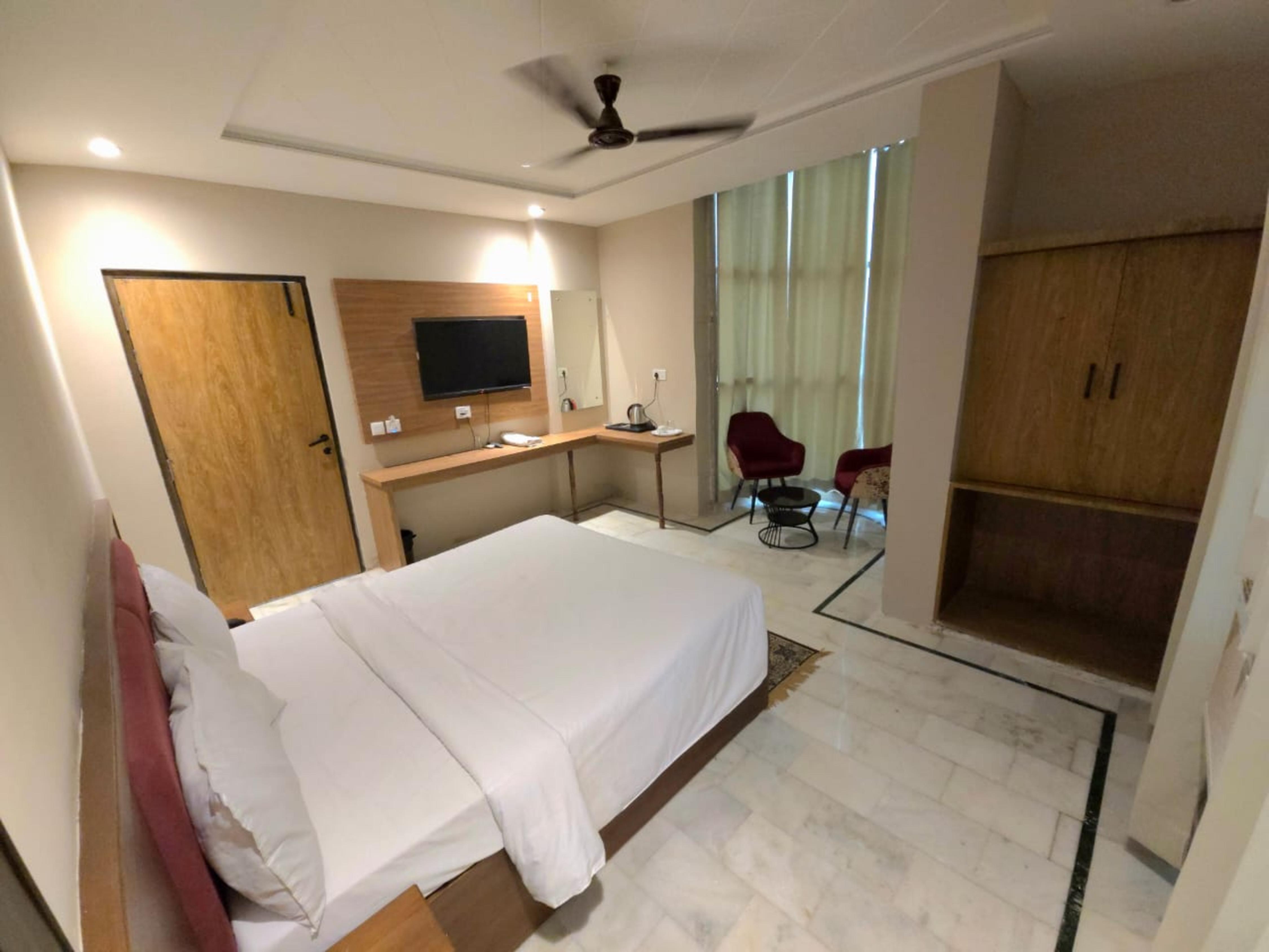 Hotel Neelgrand Room Type - Deluxe Room