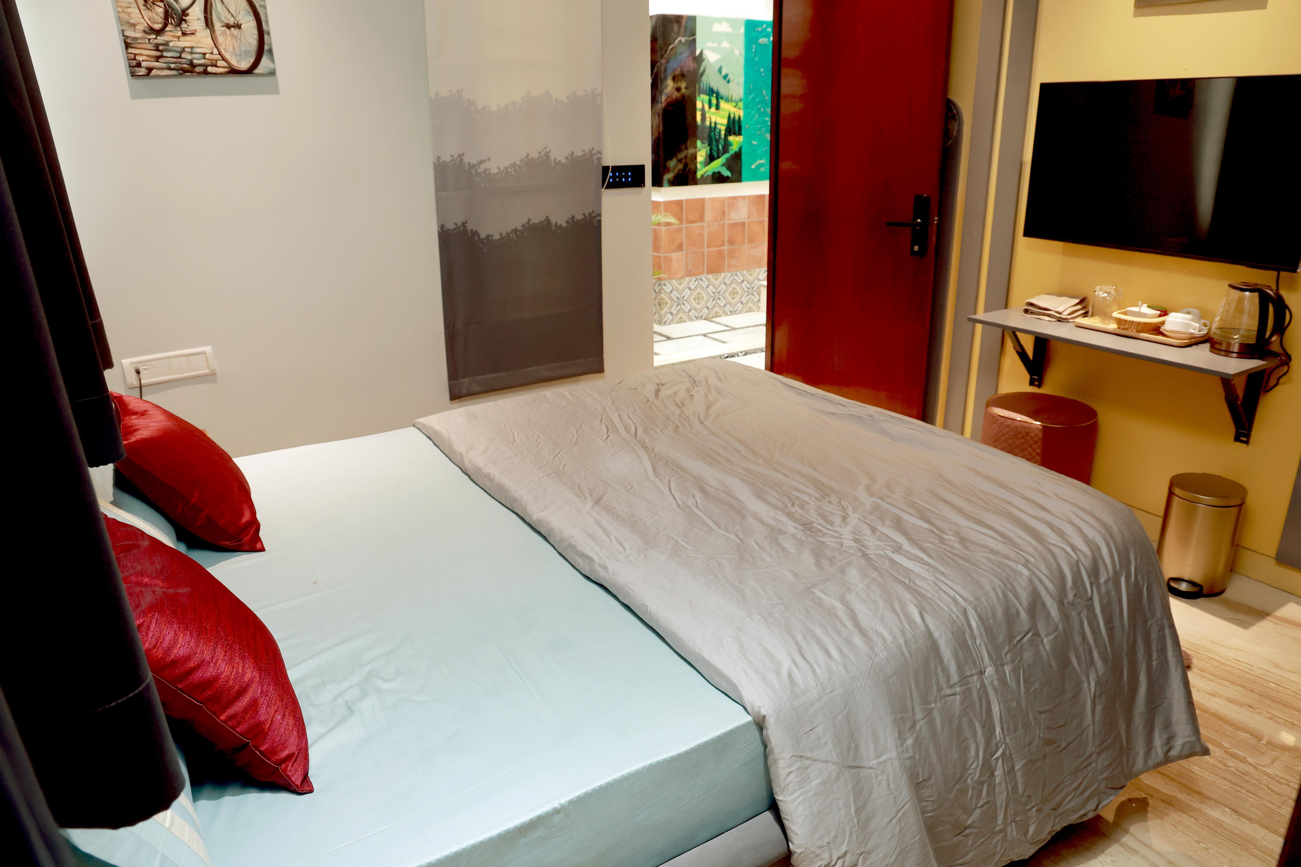 VLuv Home Stay Room Type - Suriyan