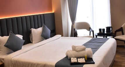 HOTEL SU CASA Room Type - Deluxe King Bed Room