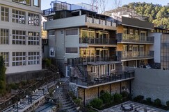 Alaya Stays Lakefront Escape Charming 2BHK Suite with Sit-out area