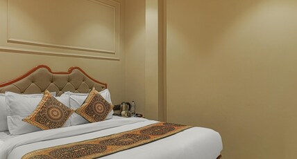 Hotel Sign Inn - Few Steps from Golden Temple Room Type - Standard Queen Room