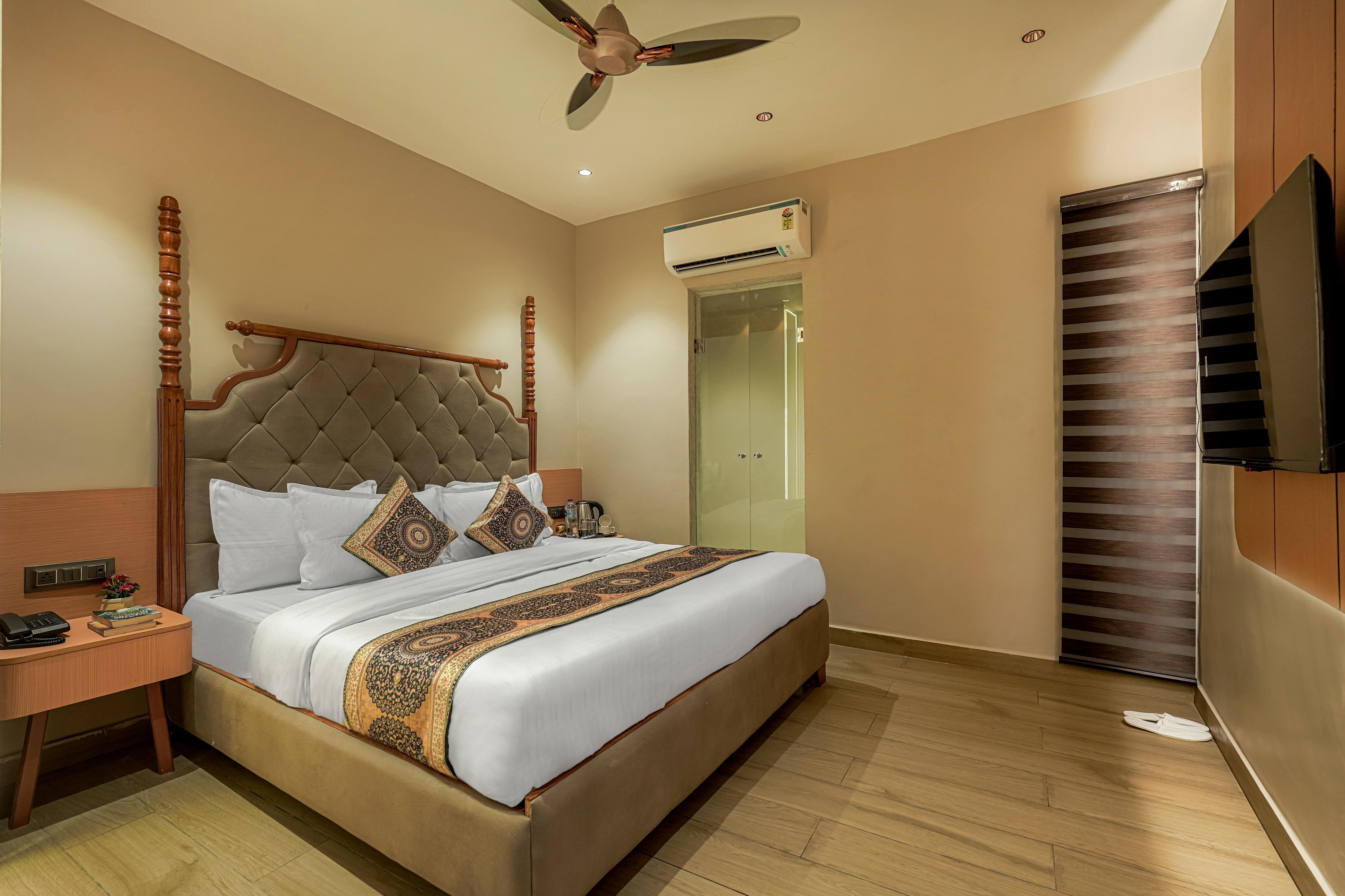 Hotel Sign Inn - Few Steps from Golden Temple Room Type - Luxury Double Bed Room