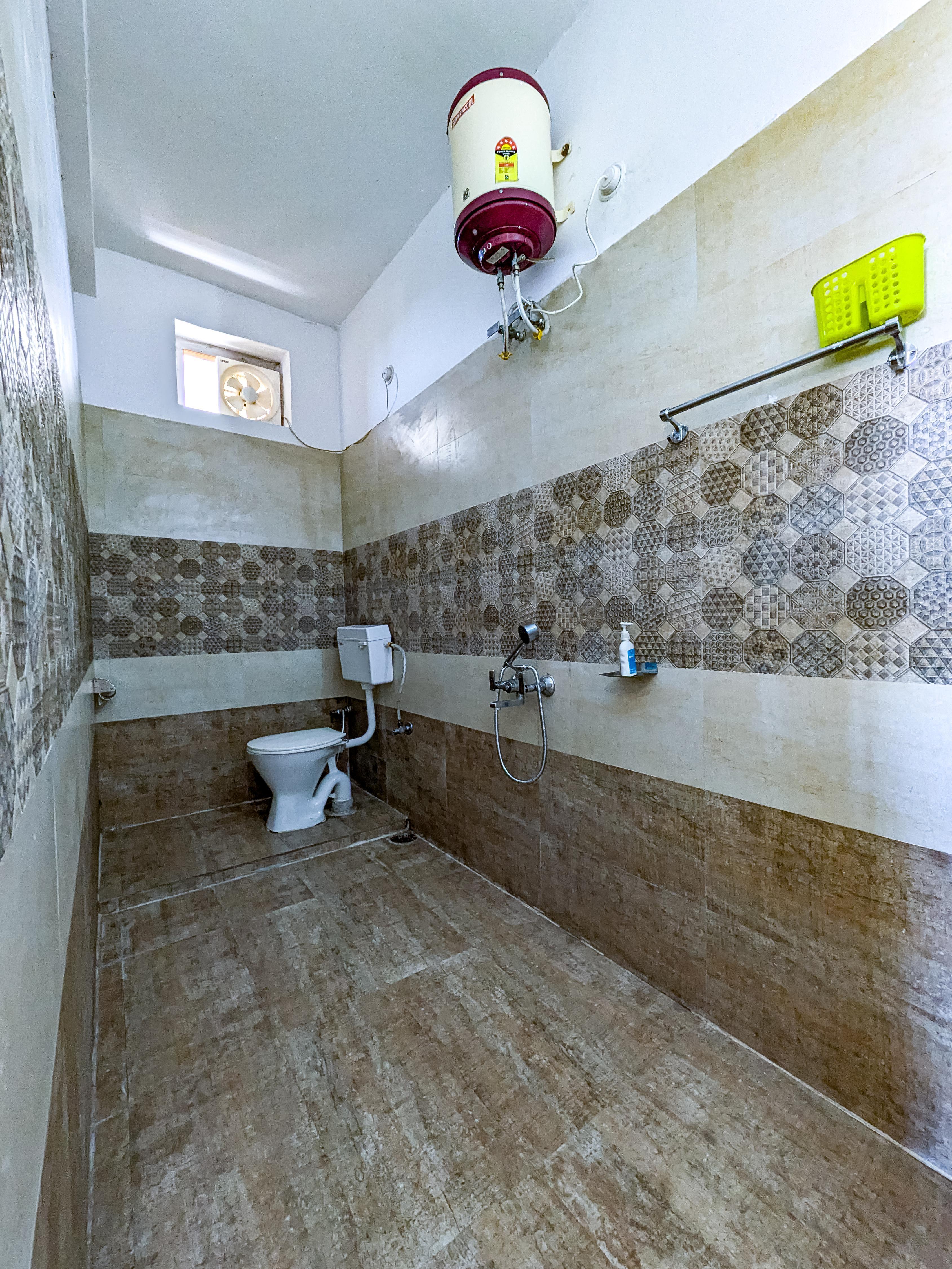 Chinar Retreat 5BR near Mukteshwar Dham by Homeyhuts - Tap to explore photos