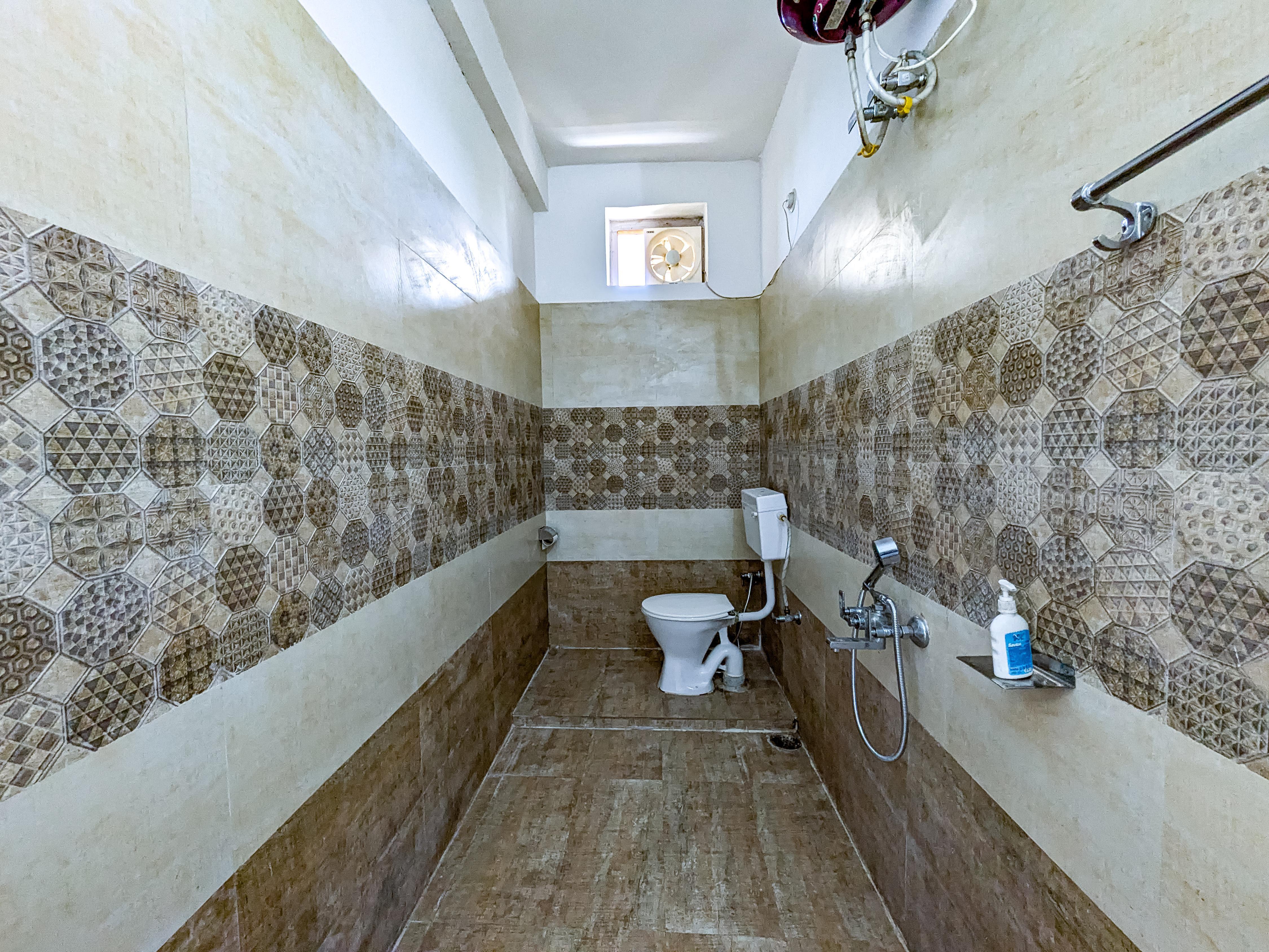 Chinar Retreat 2BR FF near Mukteshwar Dham by Homeyhuts - Tap to explore photos