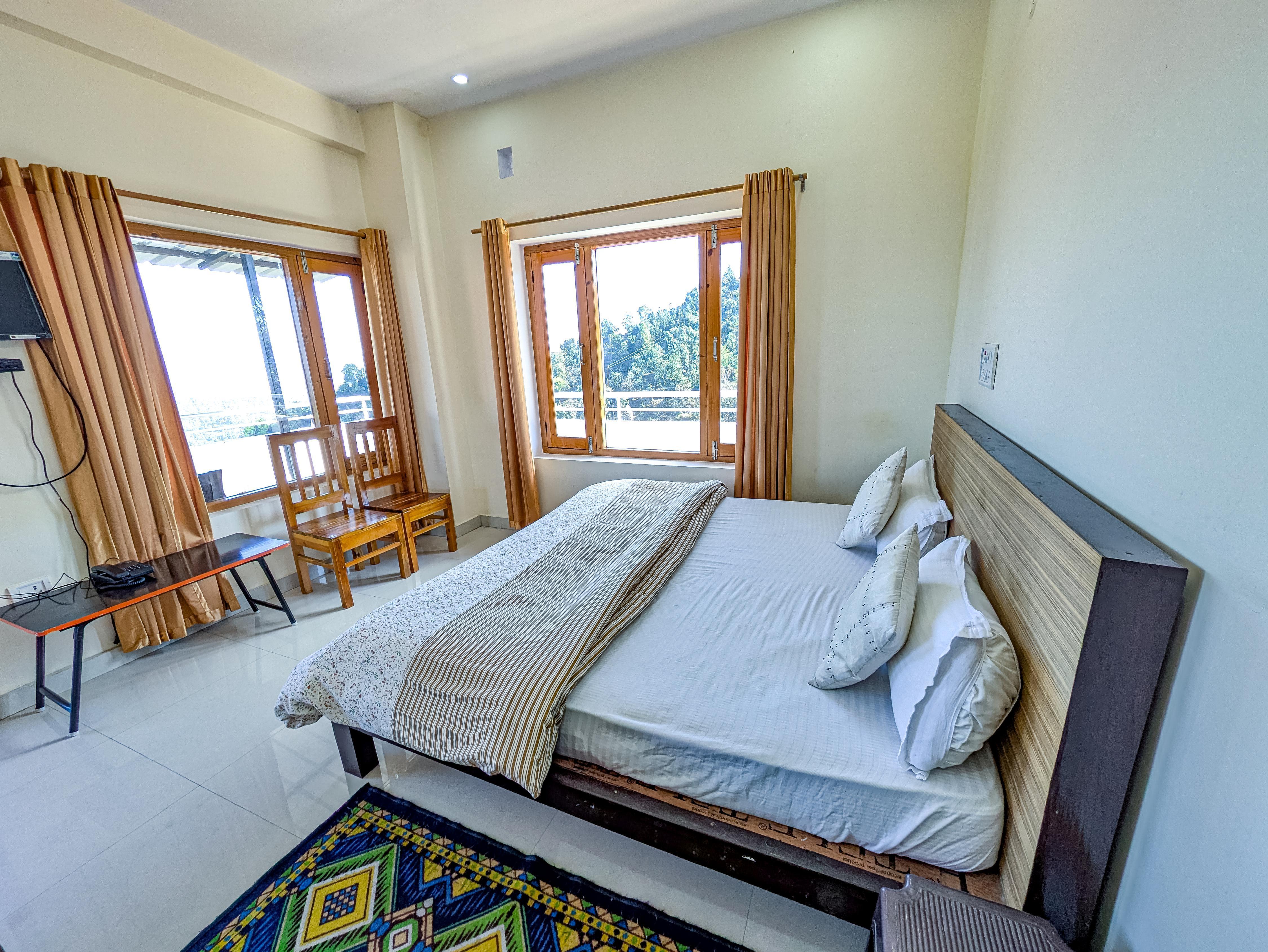 Chinar Retreat 2BR FF near Mukteshwar Dham by Homeyhuts - Tap to explore photos