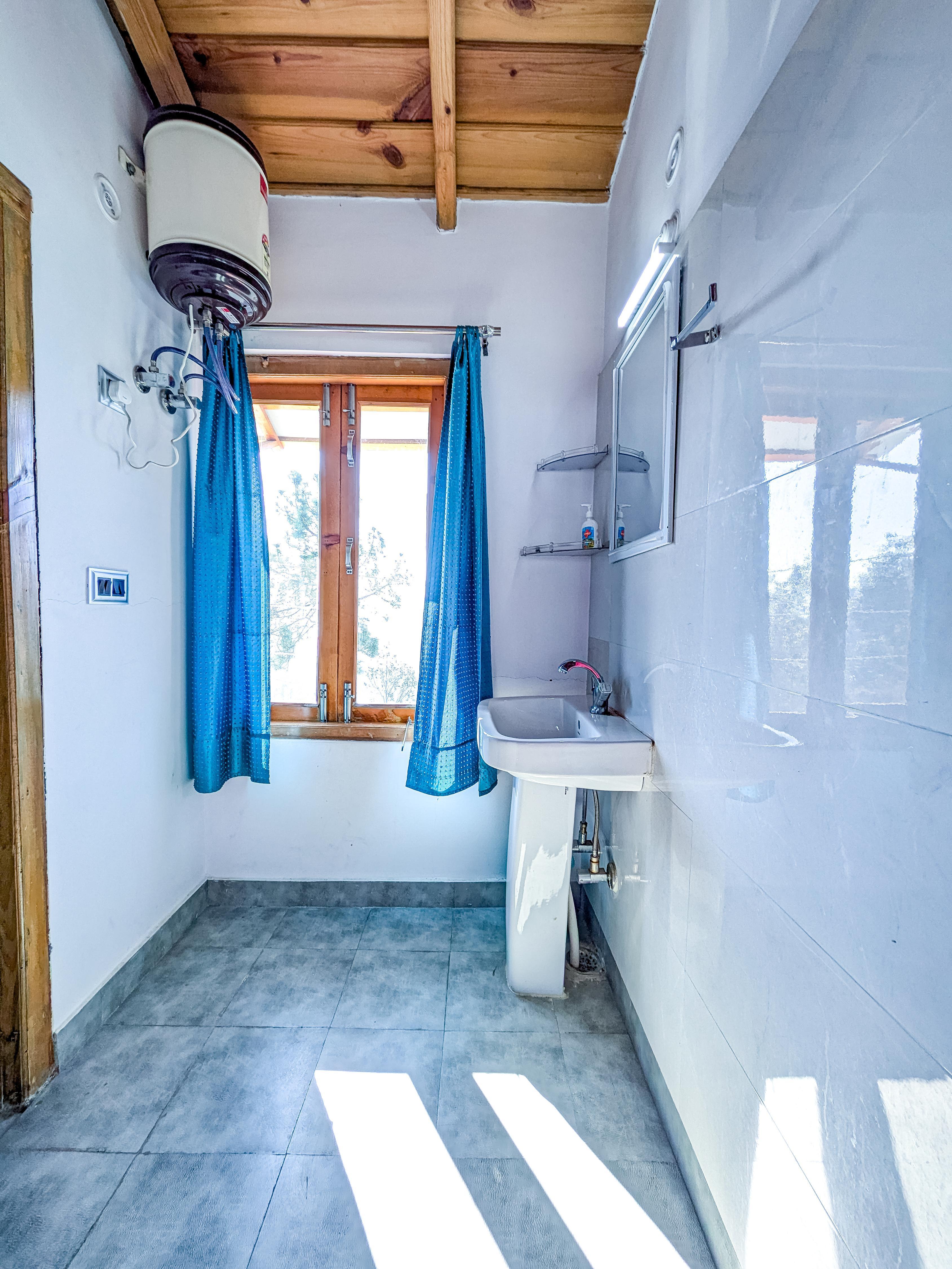 Chinar Retreat 3BR SF near Mukteshwar Dham by Homeyhuts - Tap to explore photos