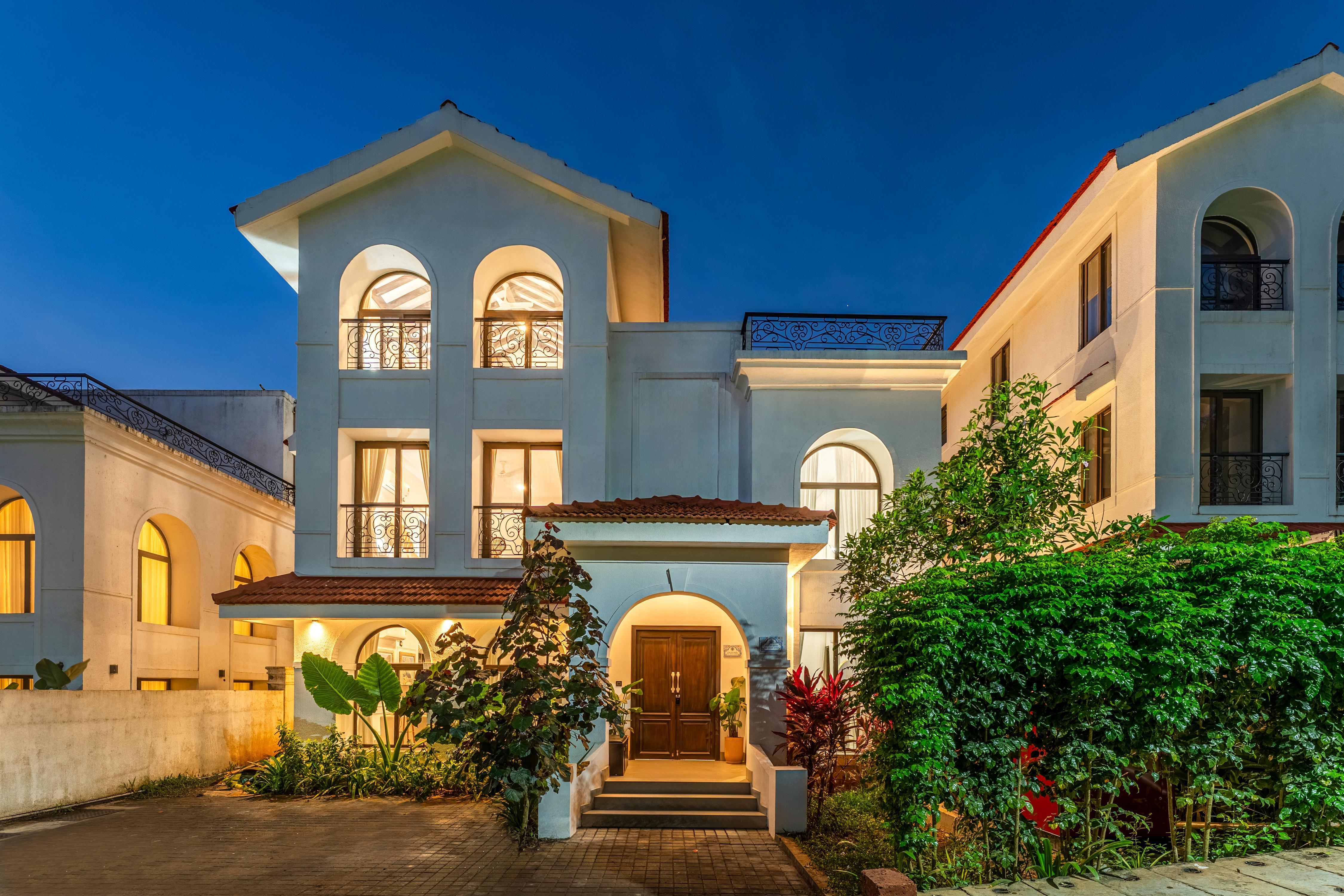 ELIVAAS Casa Del Mundo Luxe Pet friendly 4 BHK With Pvt Pool