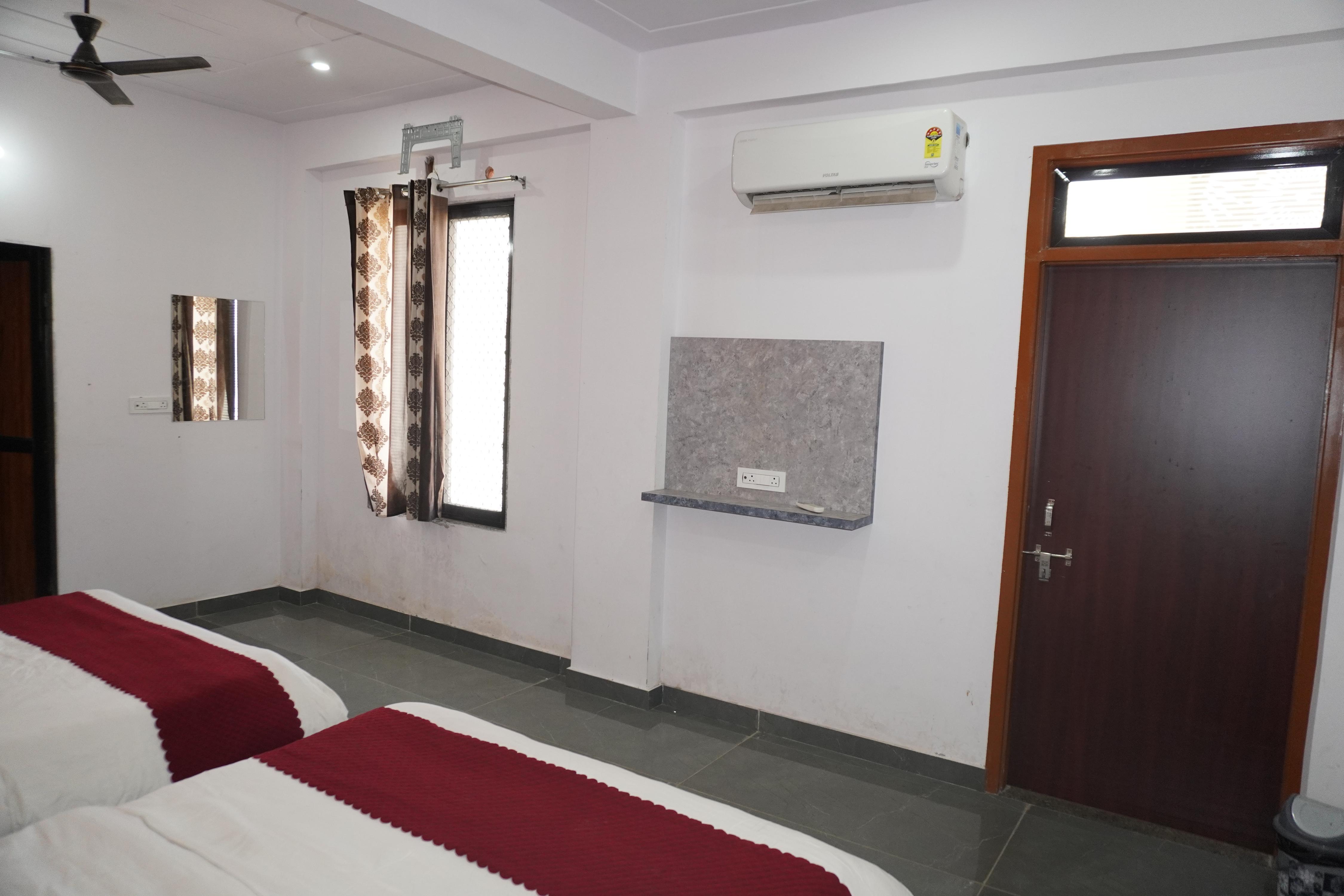 Hotel Shiv Geeta - Tap to explore photos