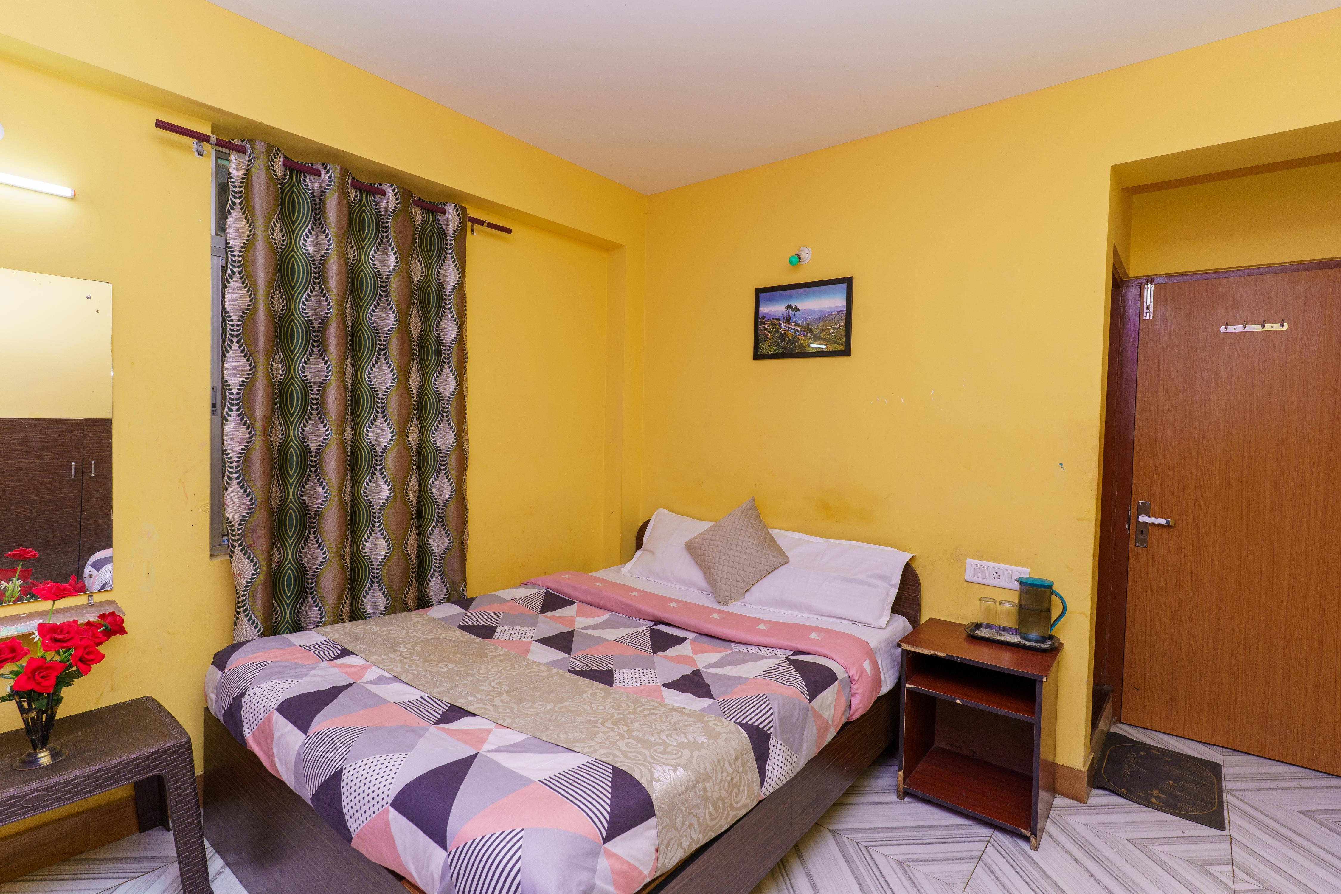 Hotel Queenz - Tap to explore photos