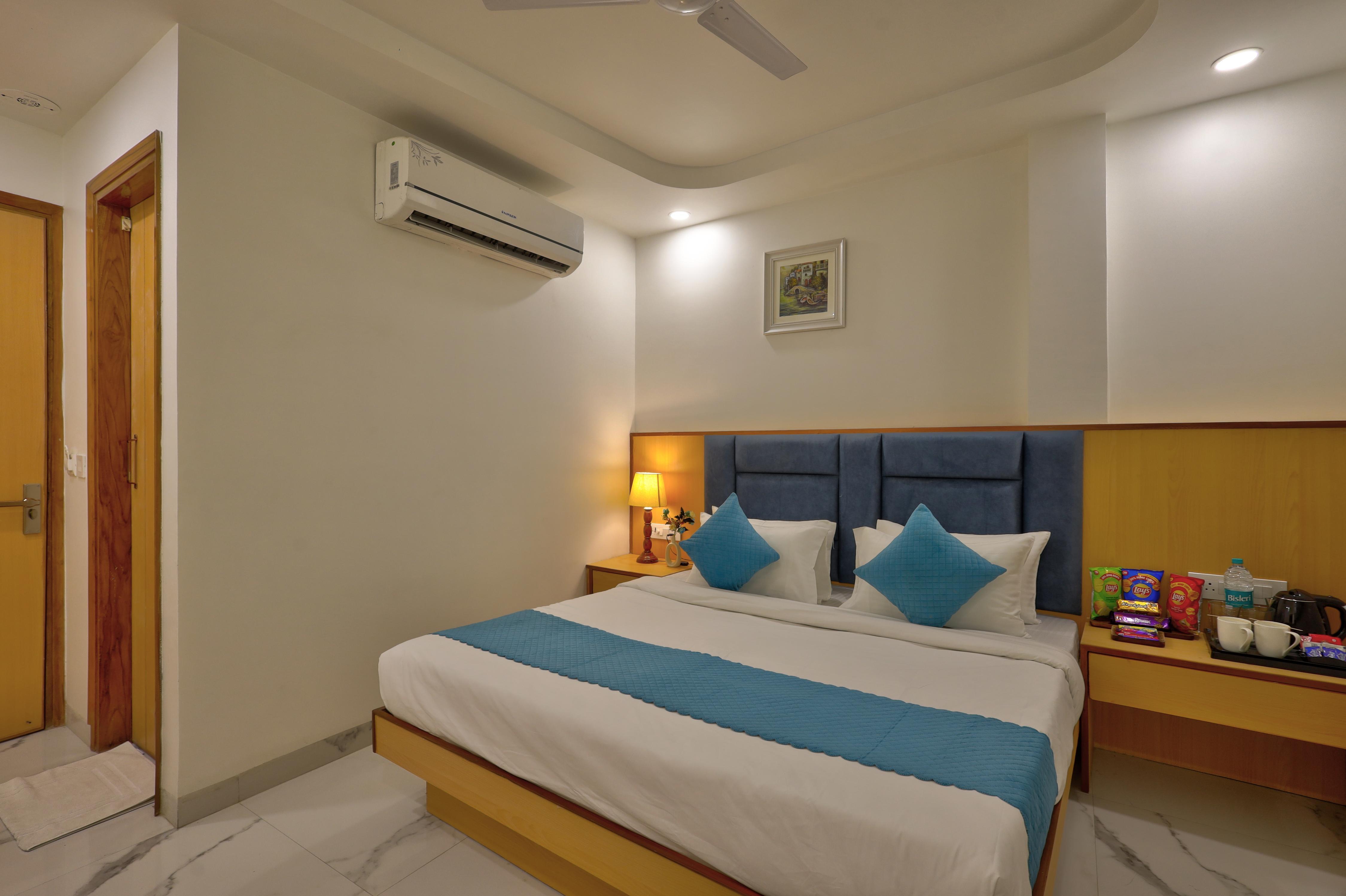 New King Right in the Center of Main Bazar Pahar Ganj Room Type - Deluxe Room