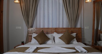 THE BrownStone Room Type - Deluxe Stay | Modern Amenities | Without Balcony