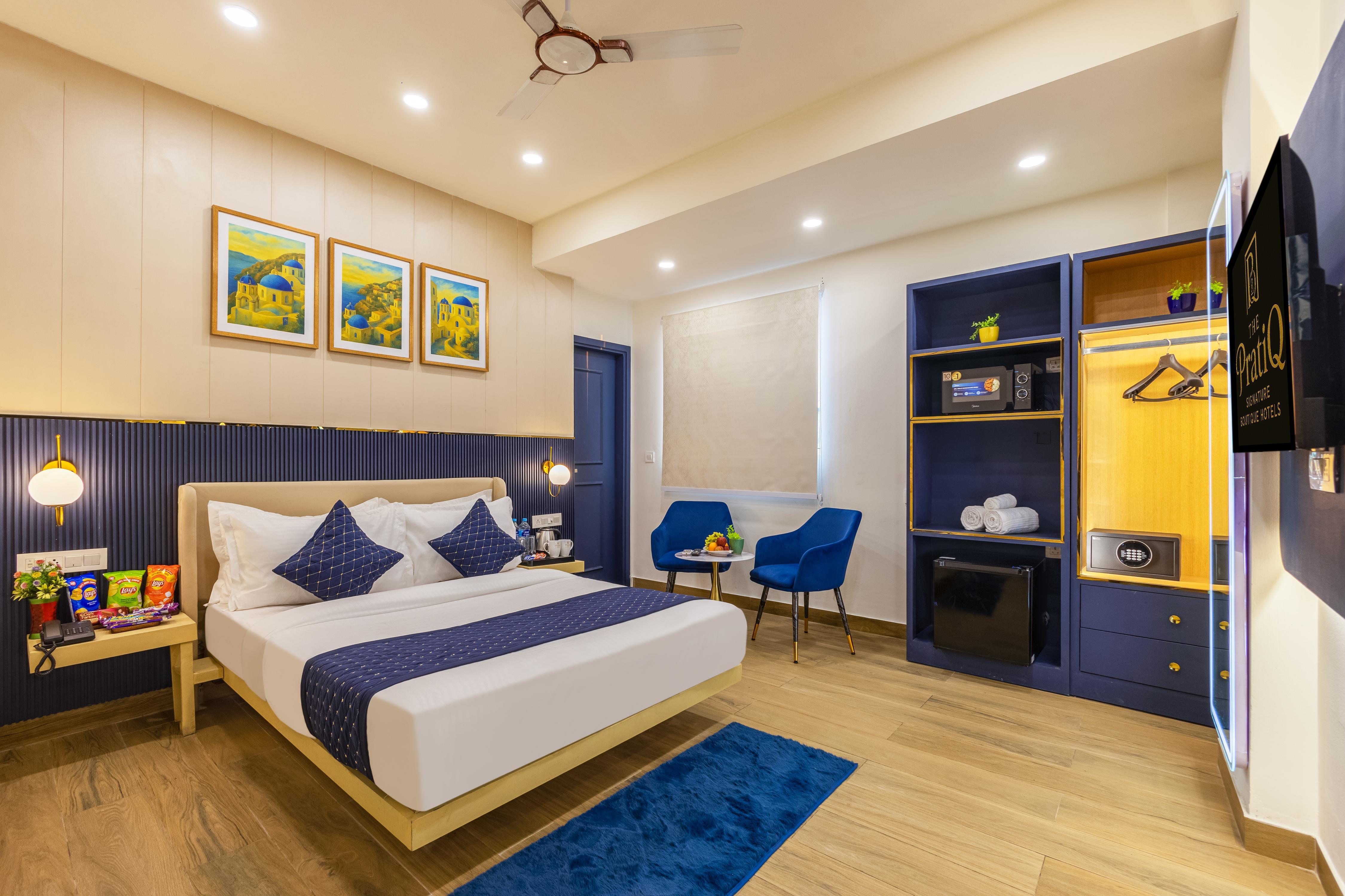 The PratiQ Neo - Meera Bagh Room Type - Signature Q with Smart TV