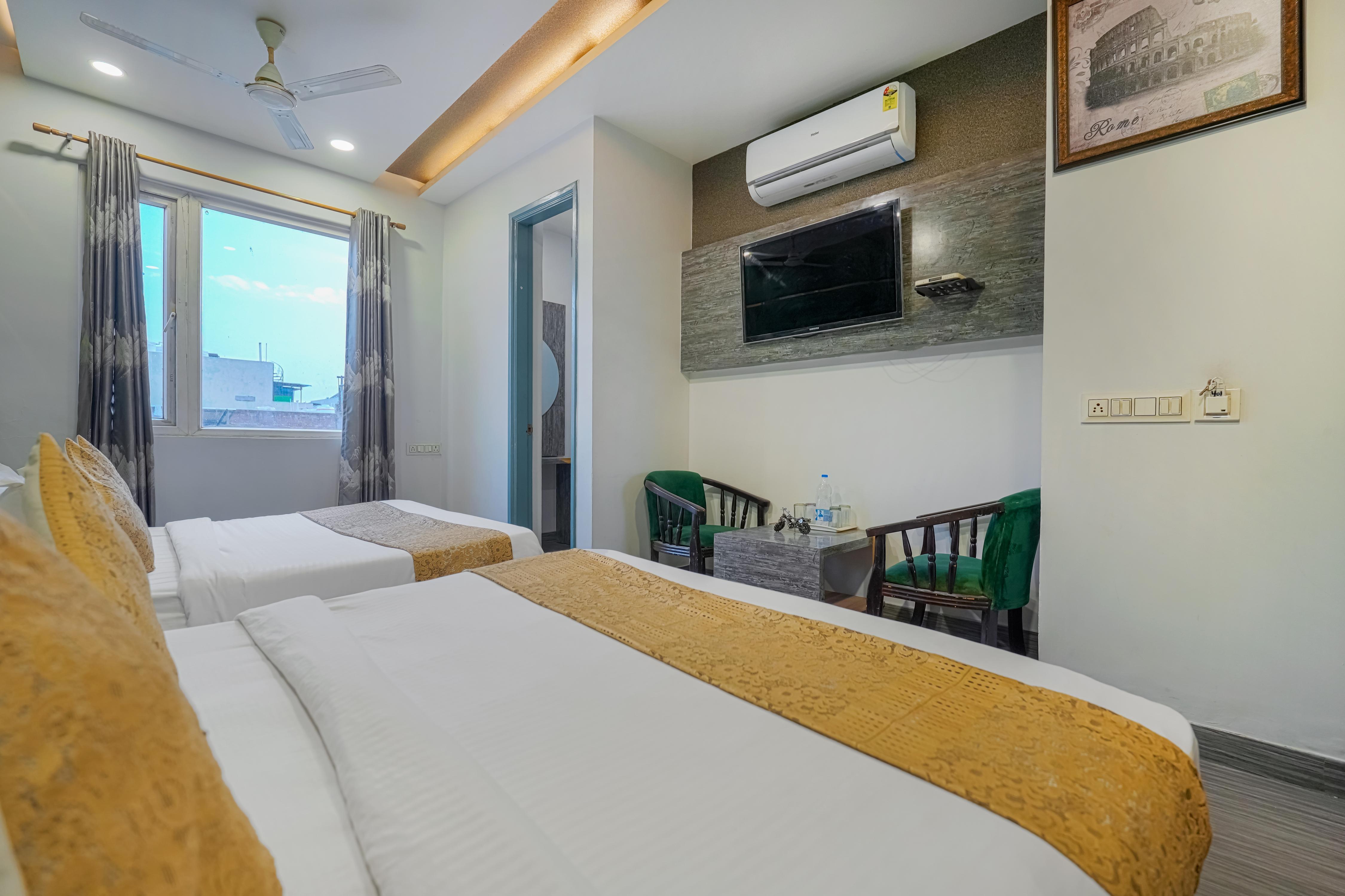 Hotel Kashmir Inn 2 Min walk from Golden Temple - Tap to explore photos