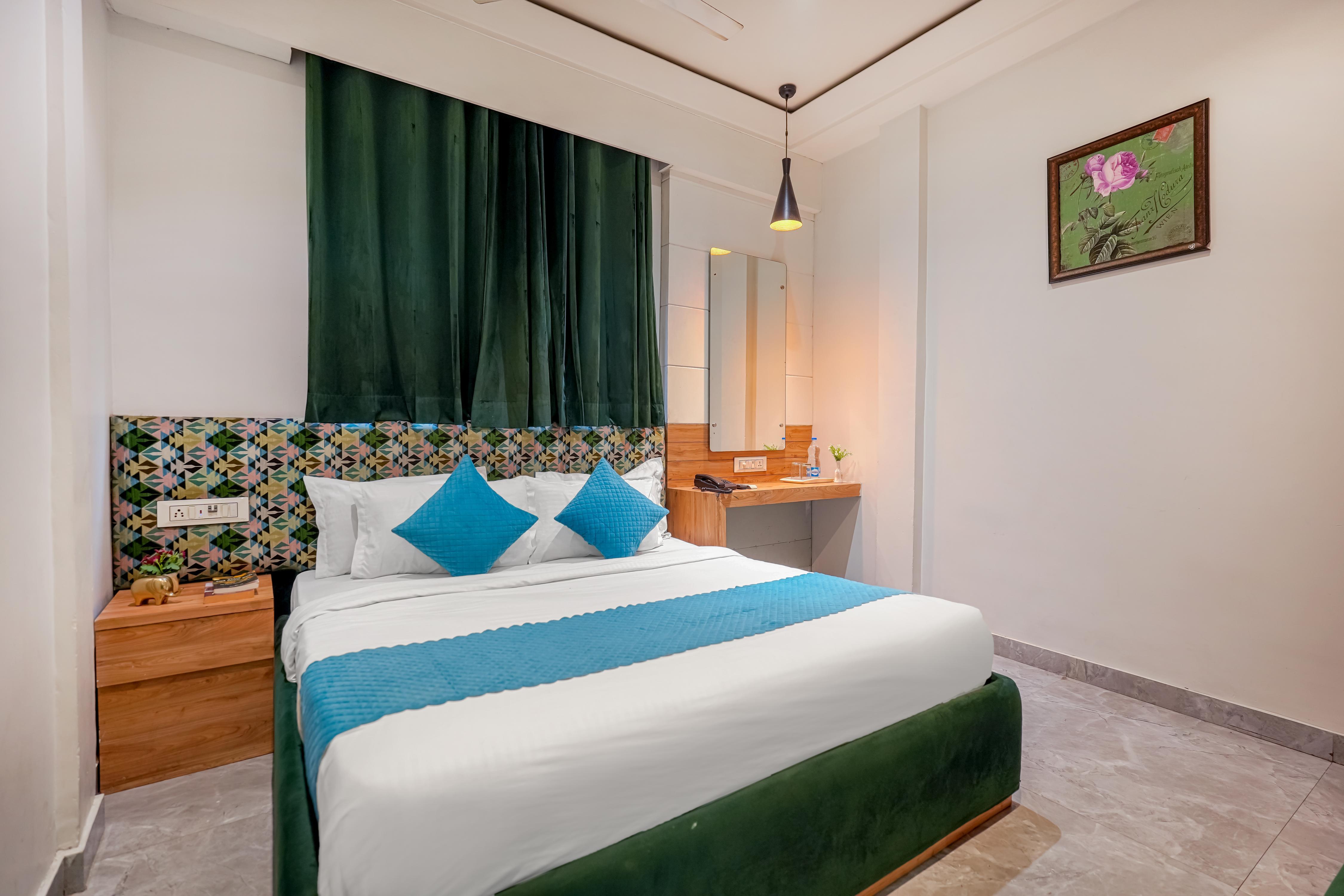 Hotel Kashmir Inn 2 Min walk from Golden Temple Room Type - Standard Queen Room With City View