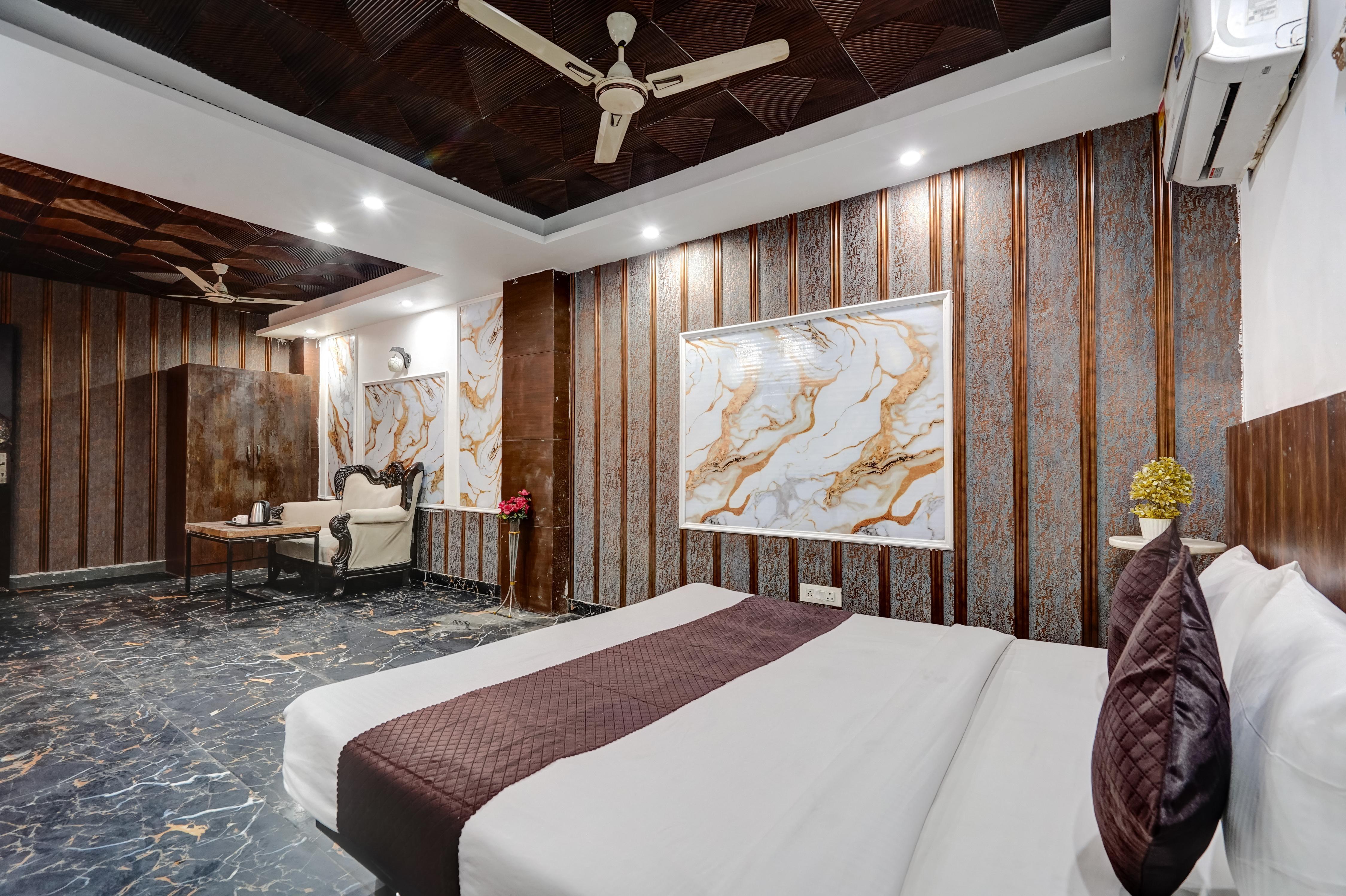 Hotel Twamev Near Nizamuddin Railway Station Room Type - Deluxe Room