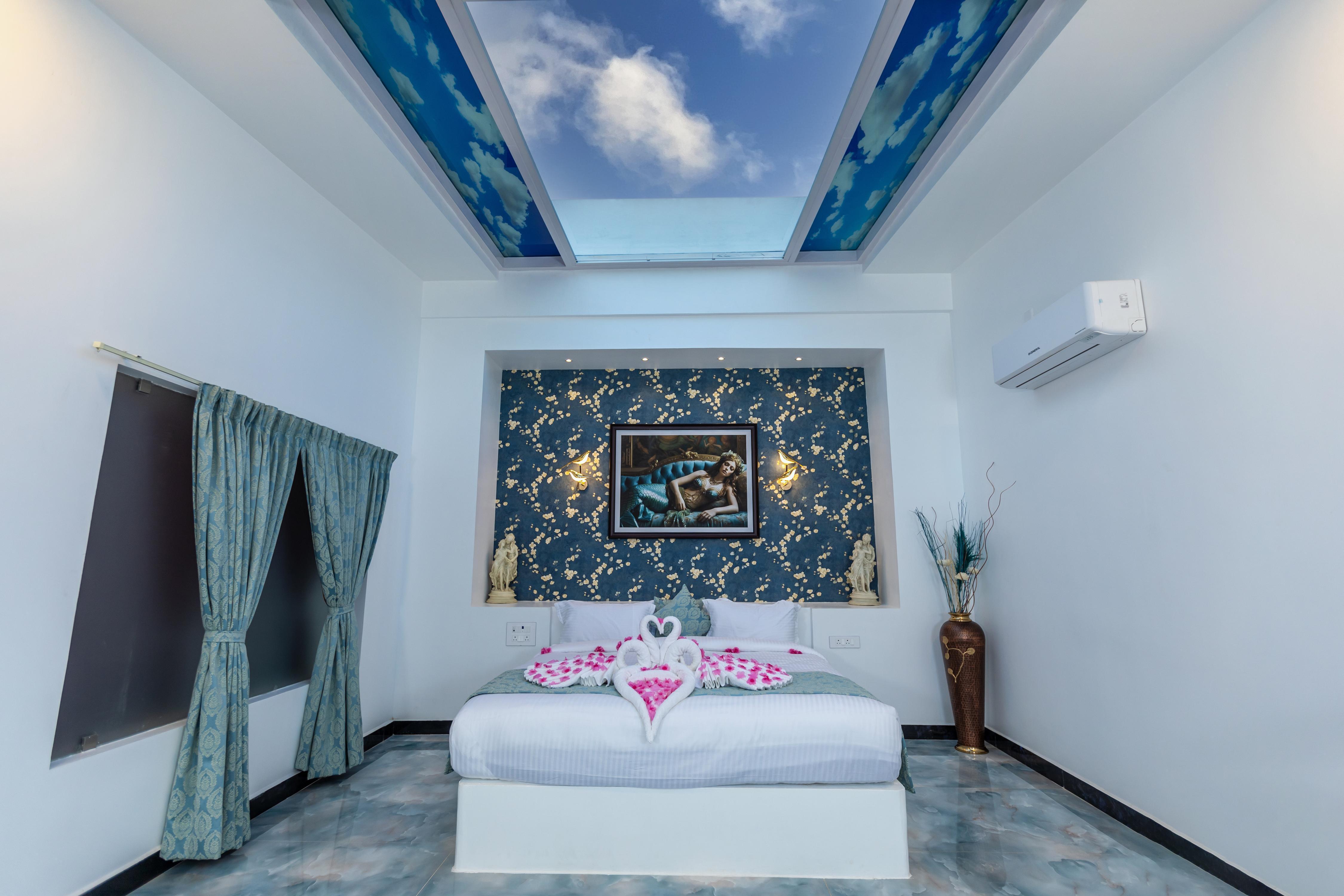 T Resort Sky-Liner Suite With Jacuzzi - Tap to explore photos