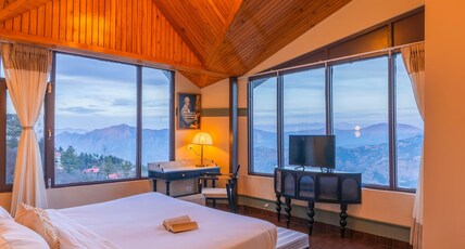 Zostel Kufri Room Type - Superior Room (mountain view)