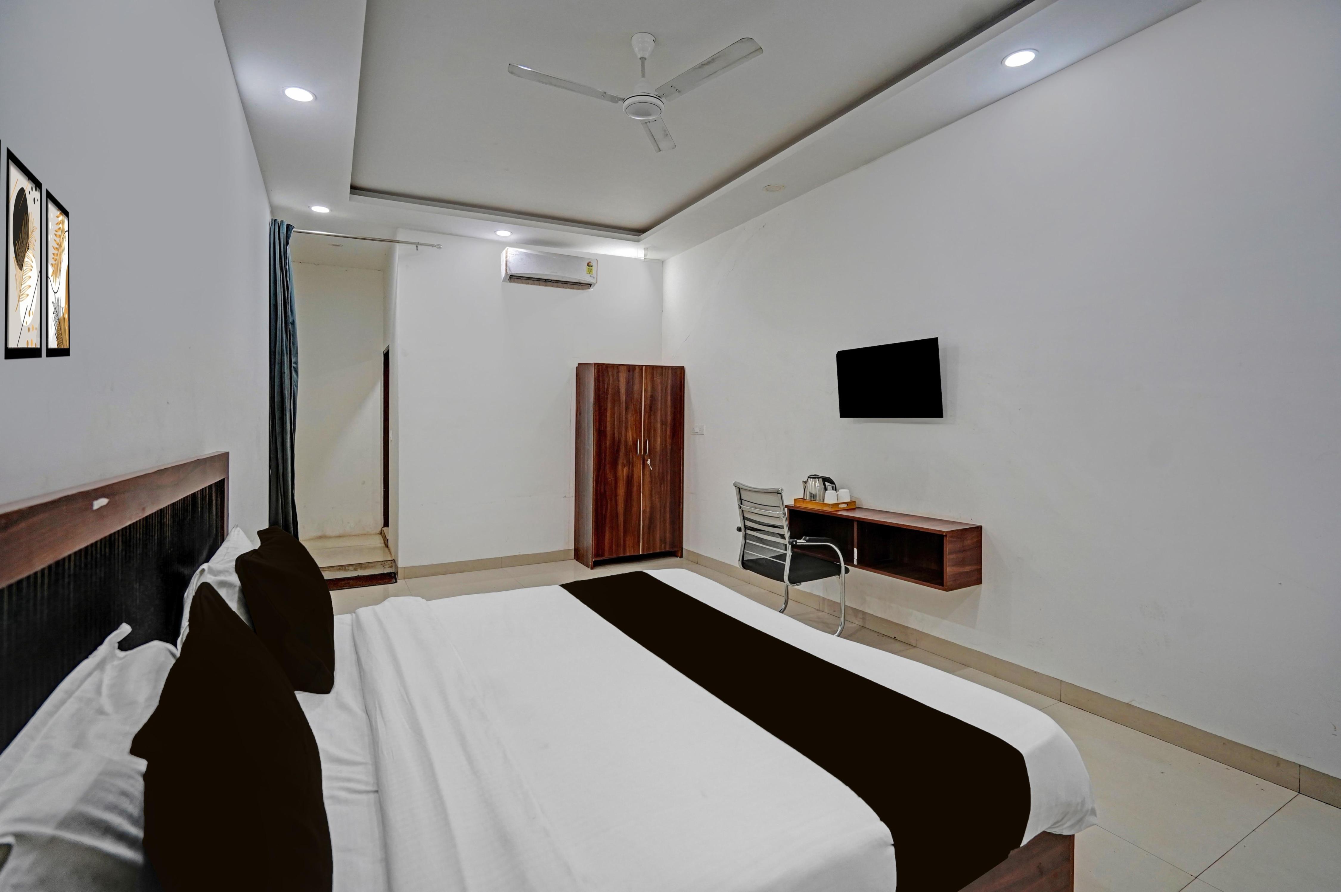 Hotel O Sector 110 Noida Formerly Luv Kush Tower Bhangel - Tap to explore photos