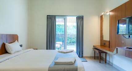 Daisy Hill Room Type - Poolside Haven Room