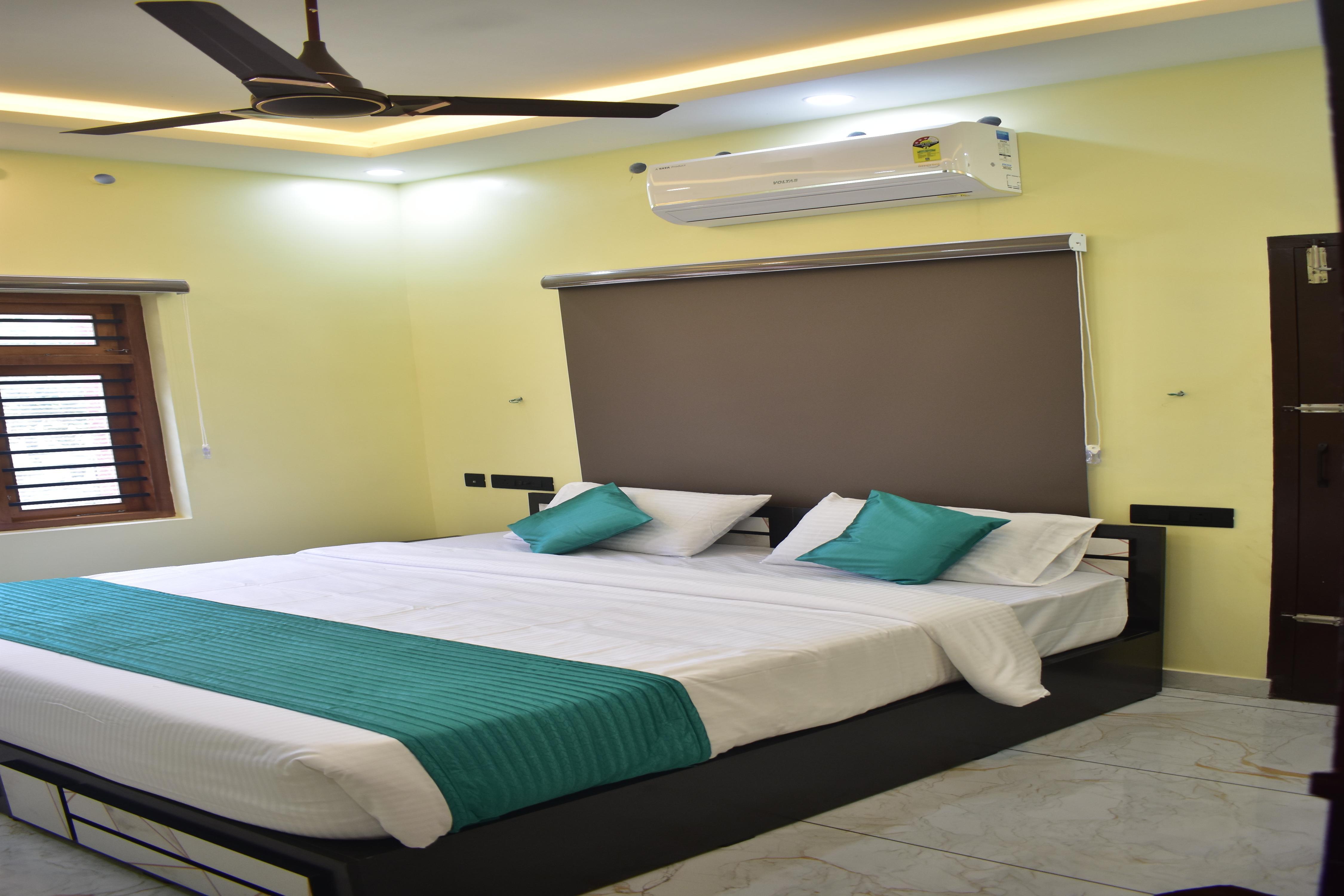 De Waves Room Type - Deluxe Room AC