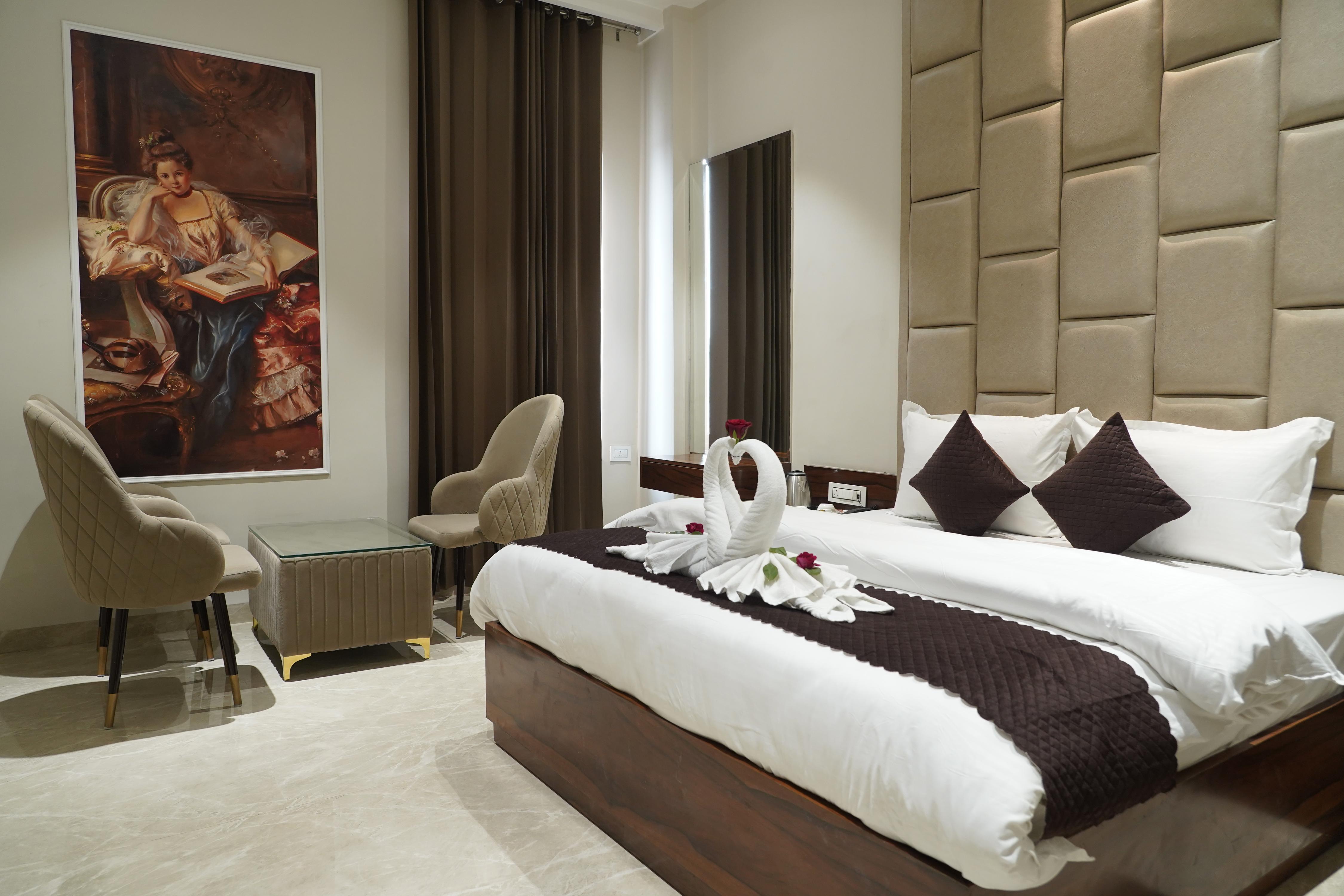 Hotel The Royal King - Tap to explore photos