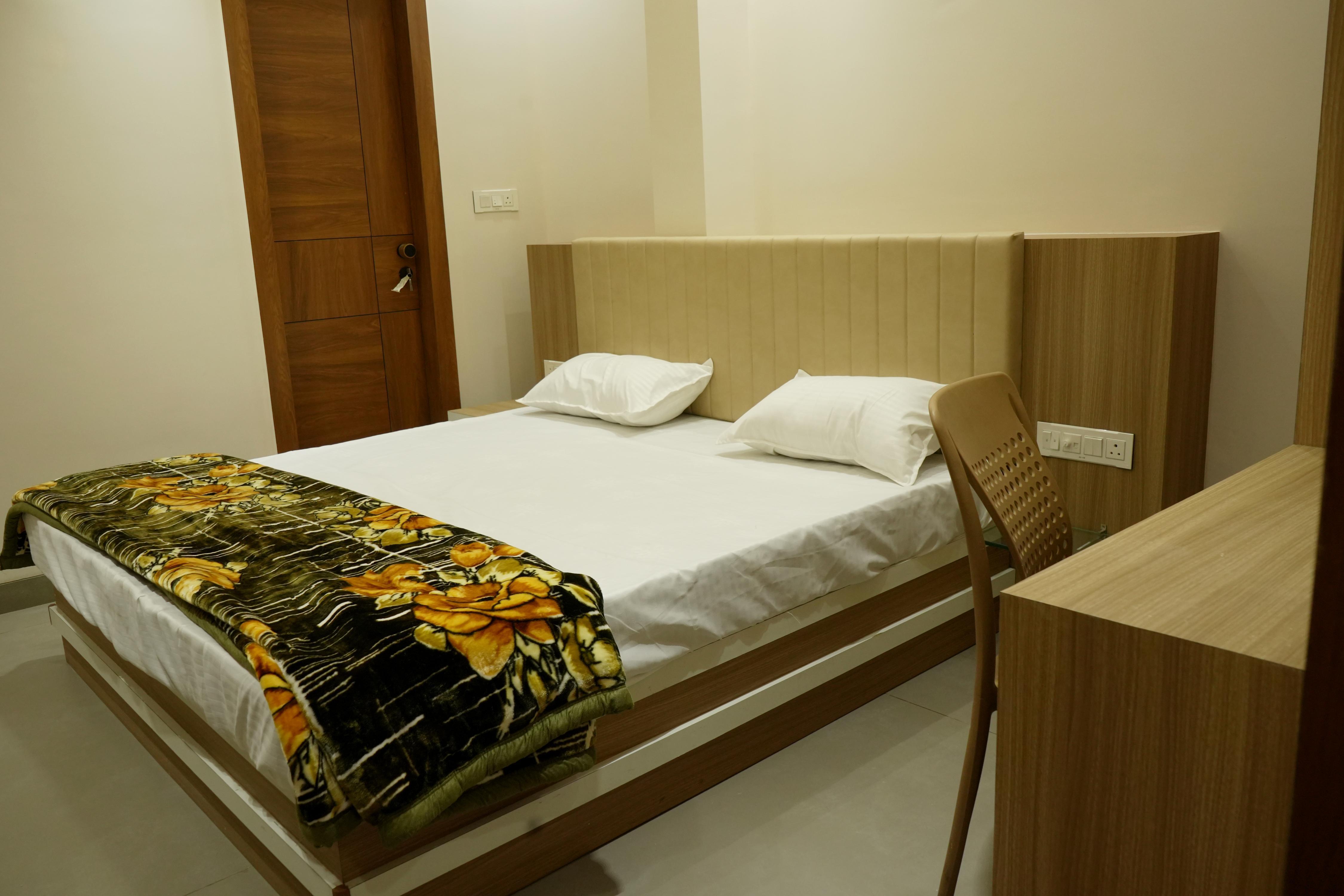 Elysian Hotel & Restaurant Room Type - Deluxe Room