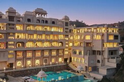 Trulyy The Kanooja Palace (Lake Facing)