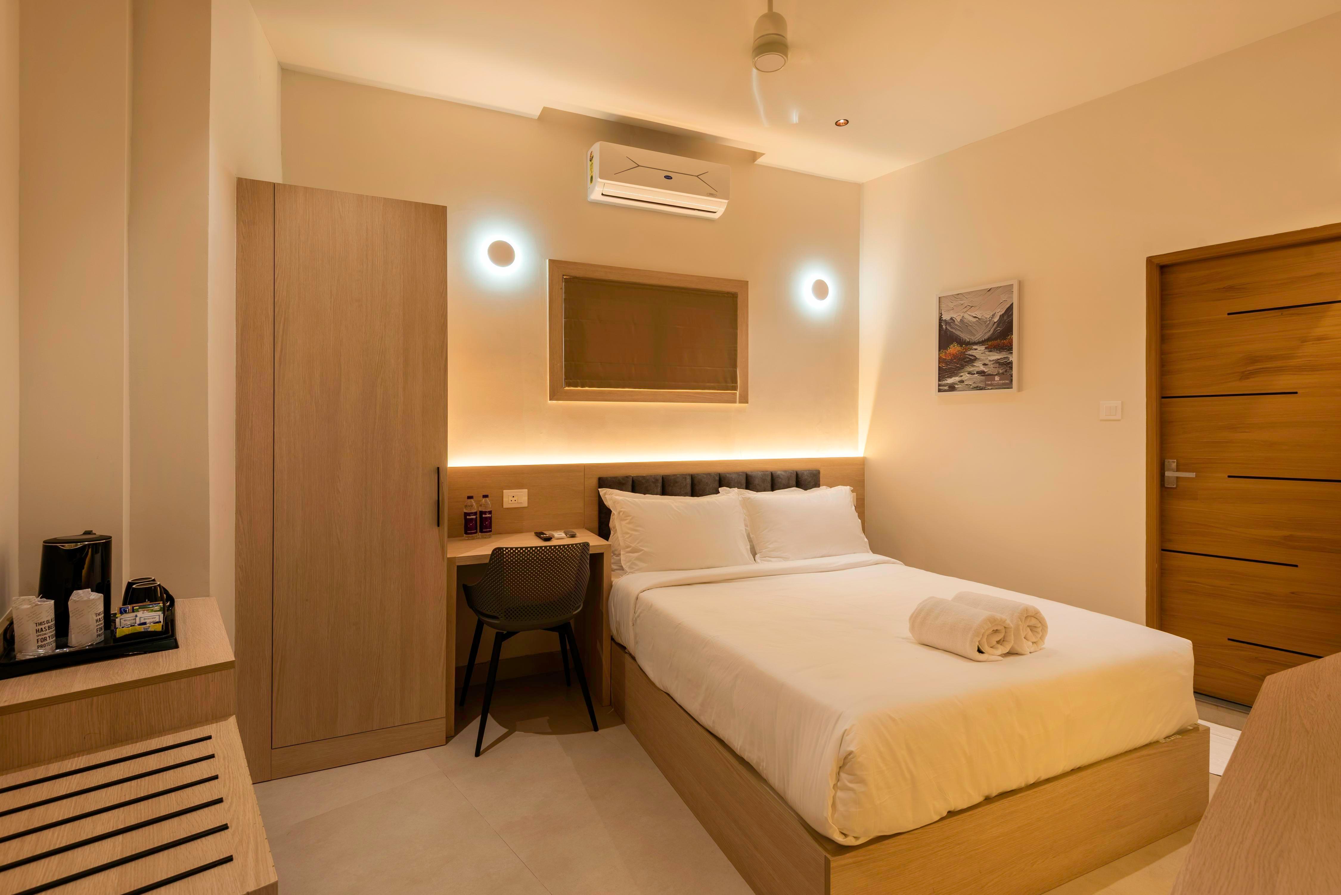 THE CONTINENTAL SUITES Room Type - Standard Double Bed Room
