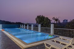 Midpoint Uno by Alaya stays