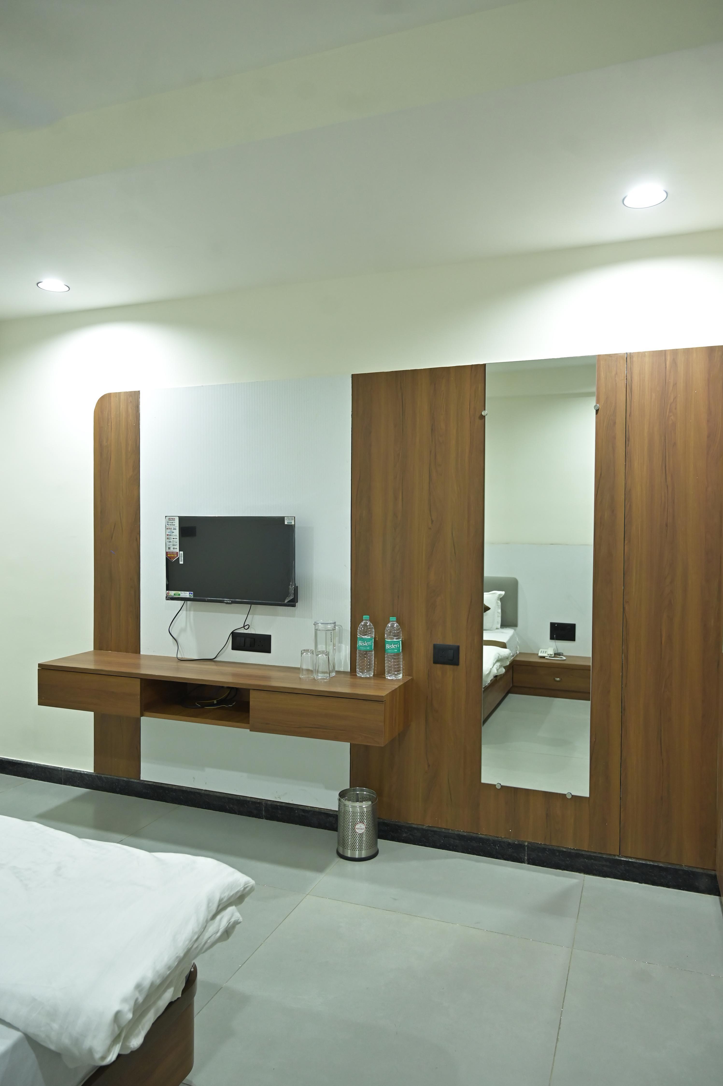 SHREE MAHALAXMI INN LODGING&BOARDING - Tap to explore photos