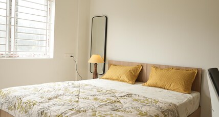 HomeSlice Sarjapur - Balcony Rooms Room Type - Queen Room (AC)