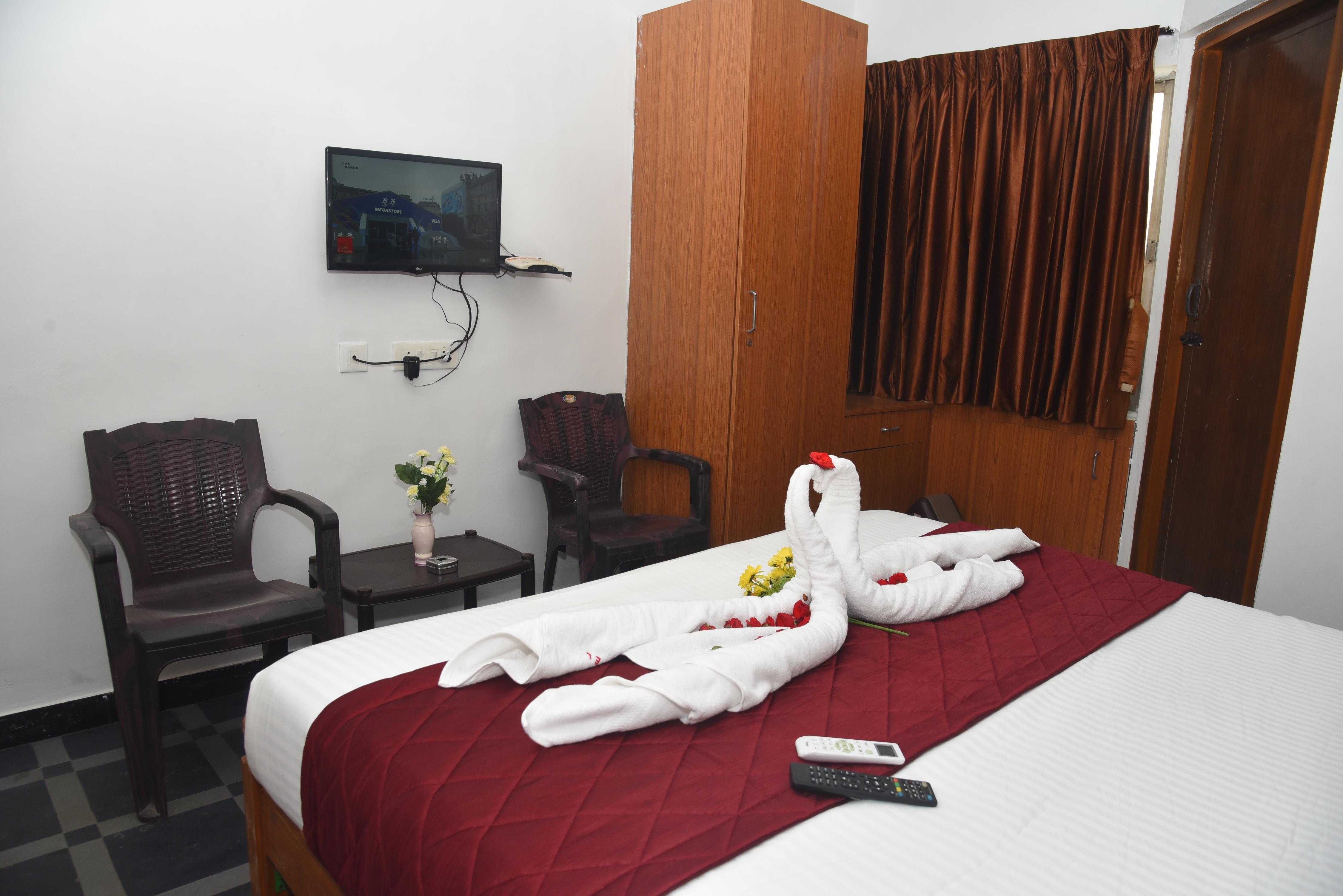 RD HOTEL PERUNDURAI - Tap to explore photos