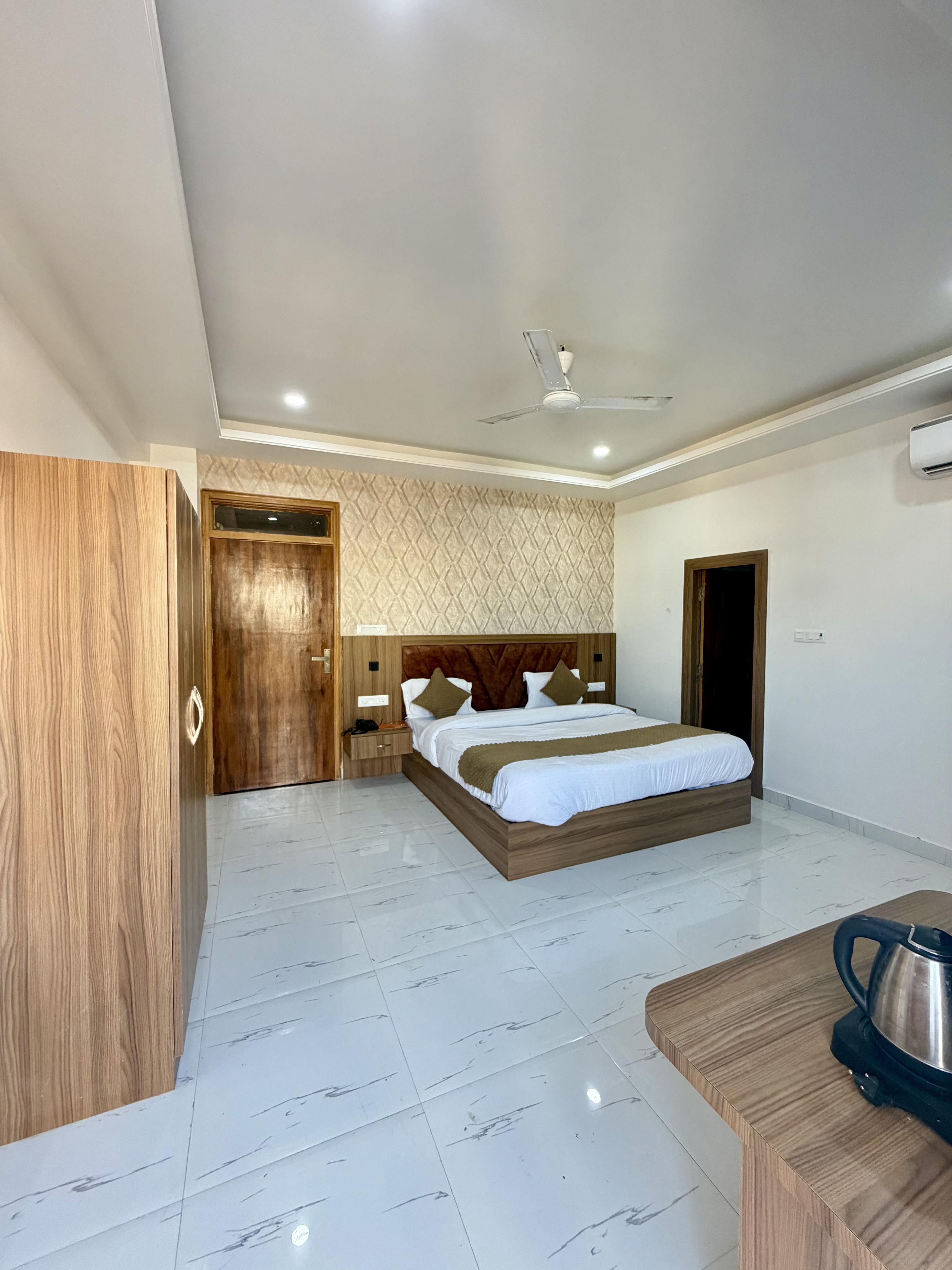 Shri Prem Sharnam Room Type - Deluxe Room with Bathub